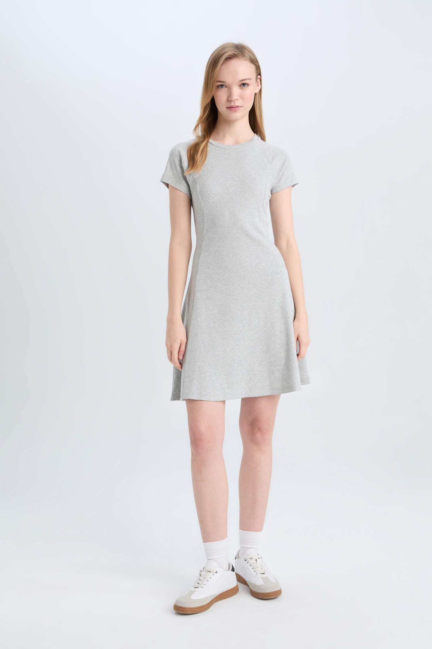 فستان قصير نص ردن مضلع بياخة مستديرة