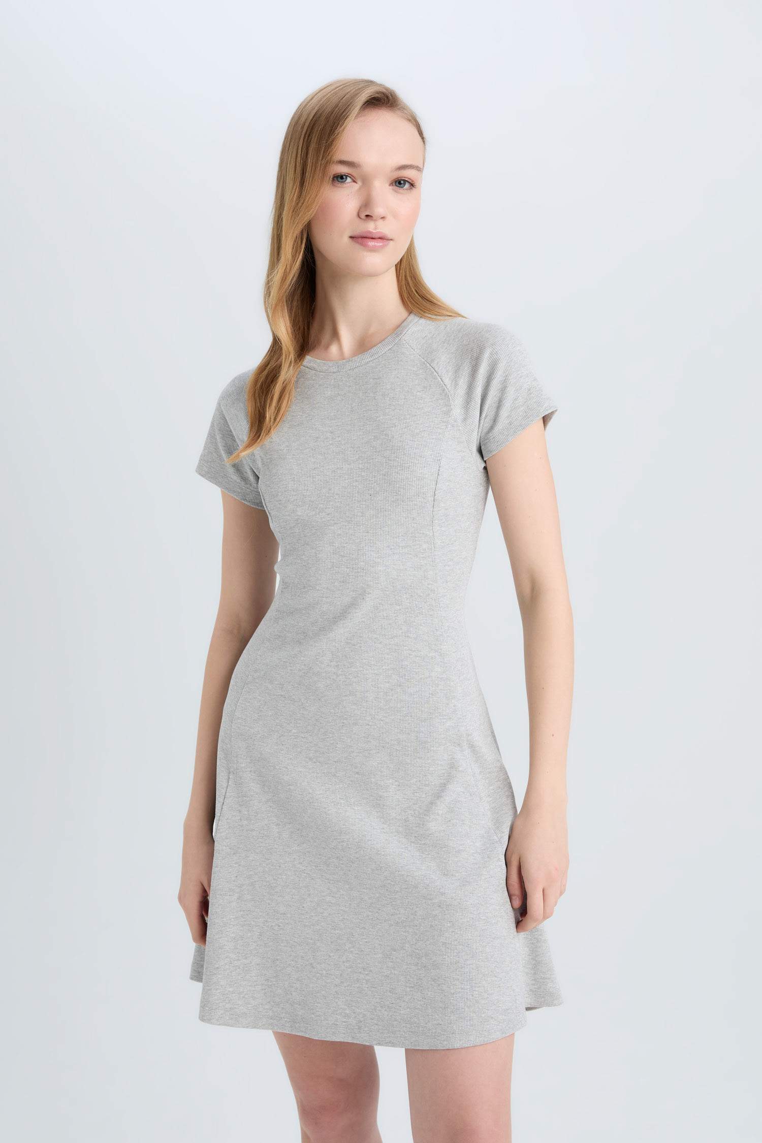 فستان قصير نص ردن مضلع بياخة مستديرة