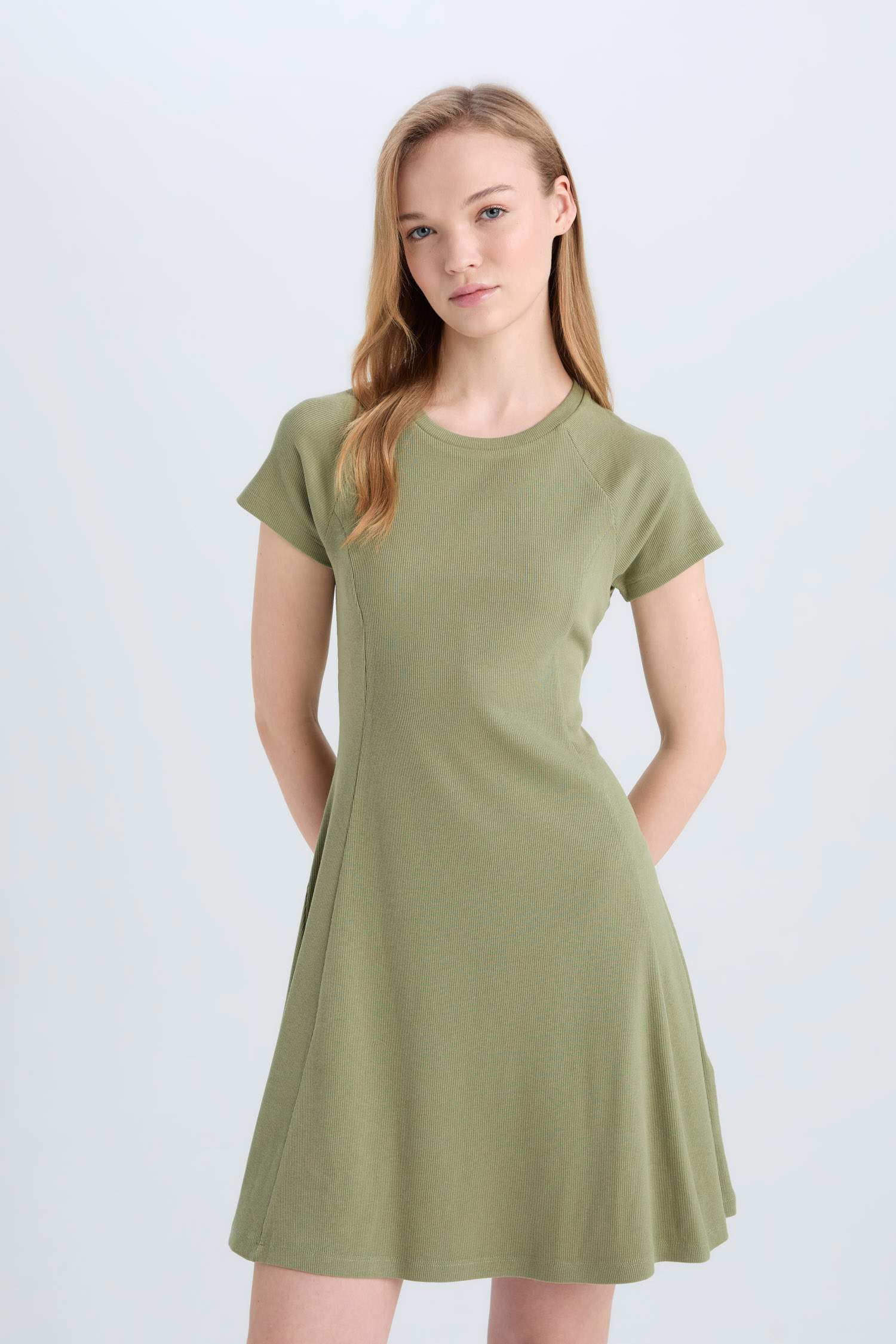 Мини-платье с коротким рукавом, с круглым вырезом и ребристой тканью