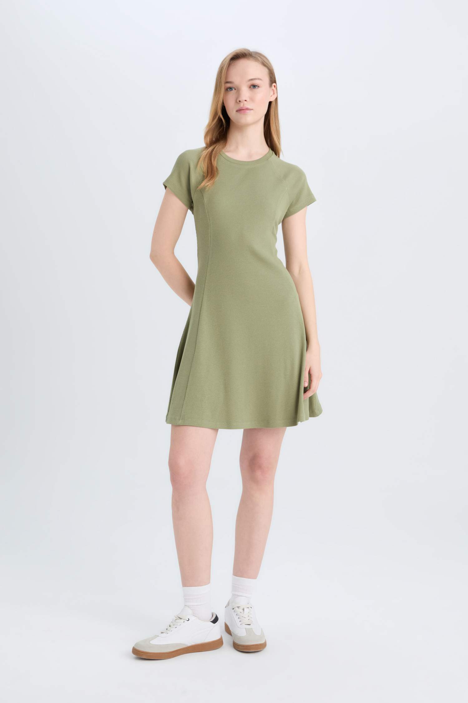 Мини-платье с коротким рукавом, с круглым вырезом и ребристой тканью