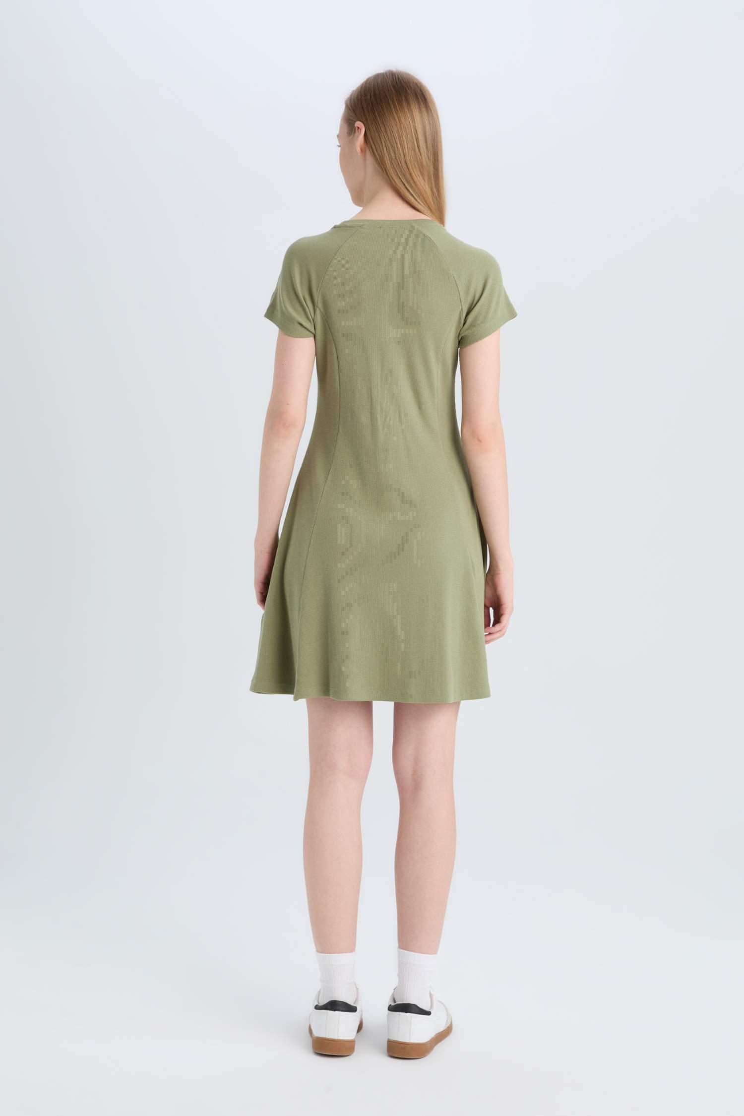 Мини-платье с коротким рукавом, с круглым вырезом и ребристой тканью