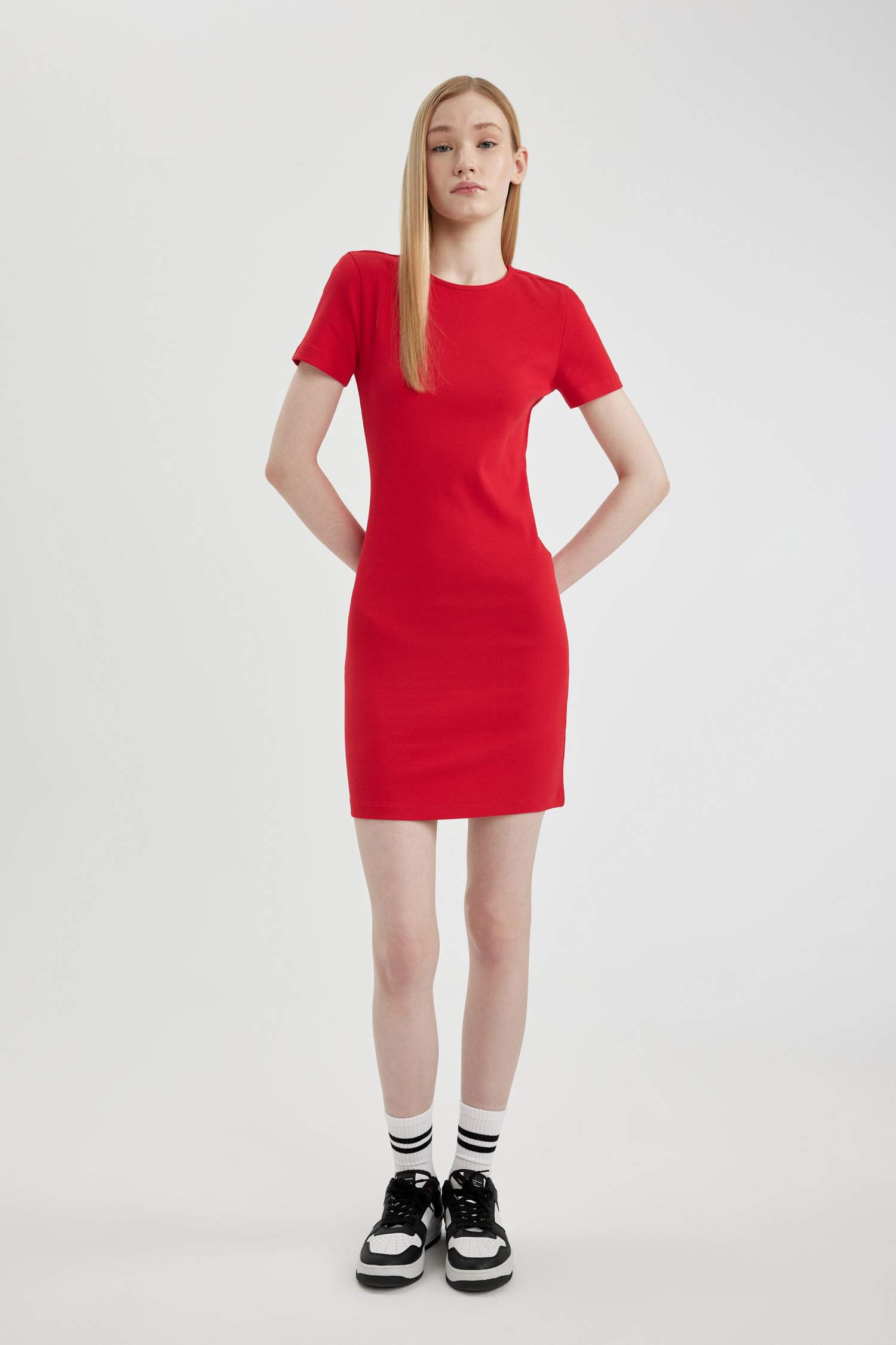 فستان قصير نص كم مضلع بوديكون