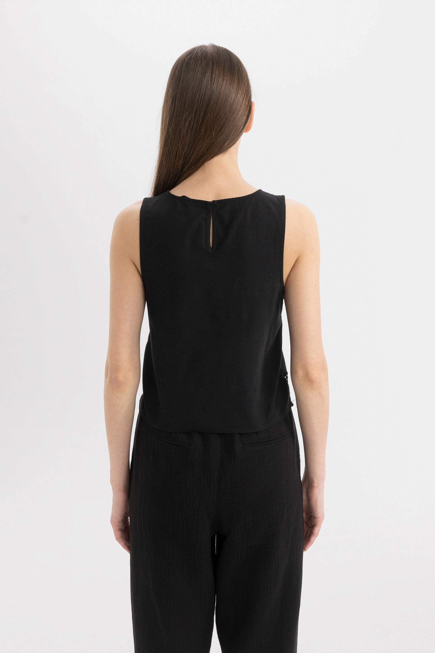 Regular Fit Round Neck Linen Blend Sleeveless Blouse