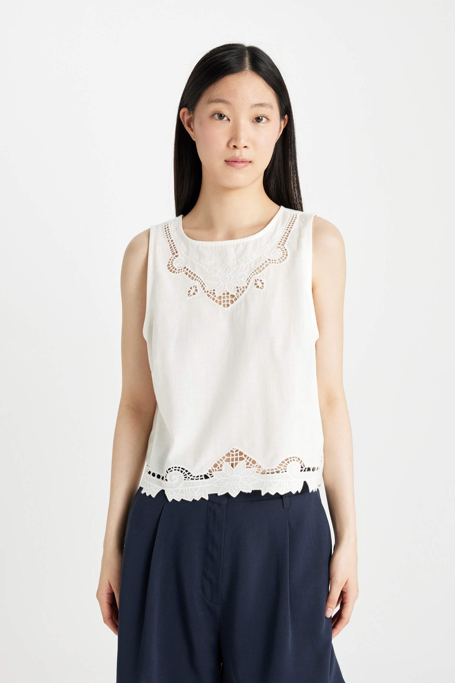 بلوزة بدون كم قصة عادية برقبة مدورة ممزوج بالكتان