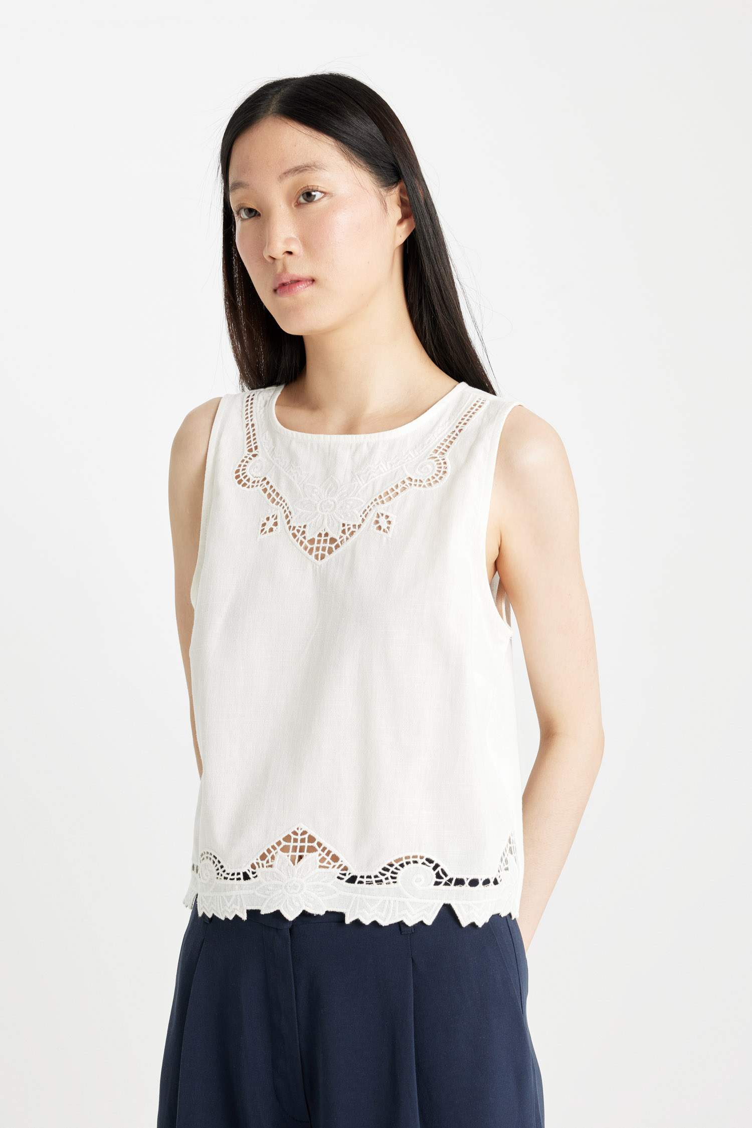 بلوزة بدون كم قصة عادية برقبة مدورة ممزوج بالكتان