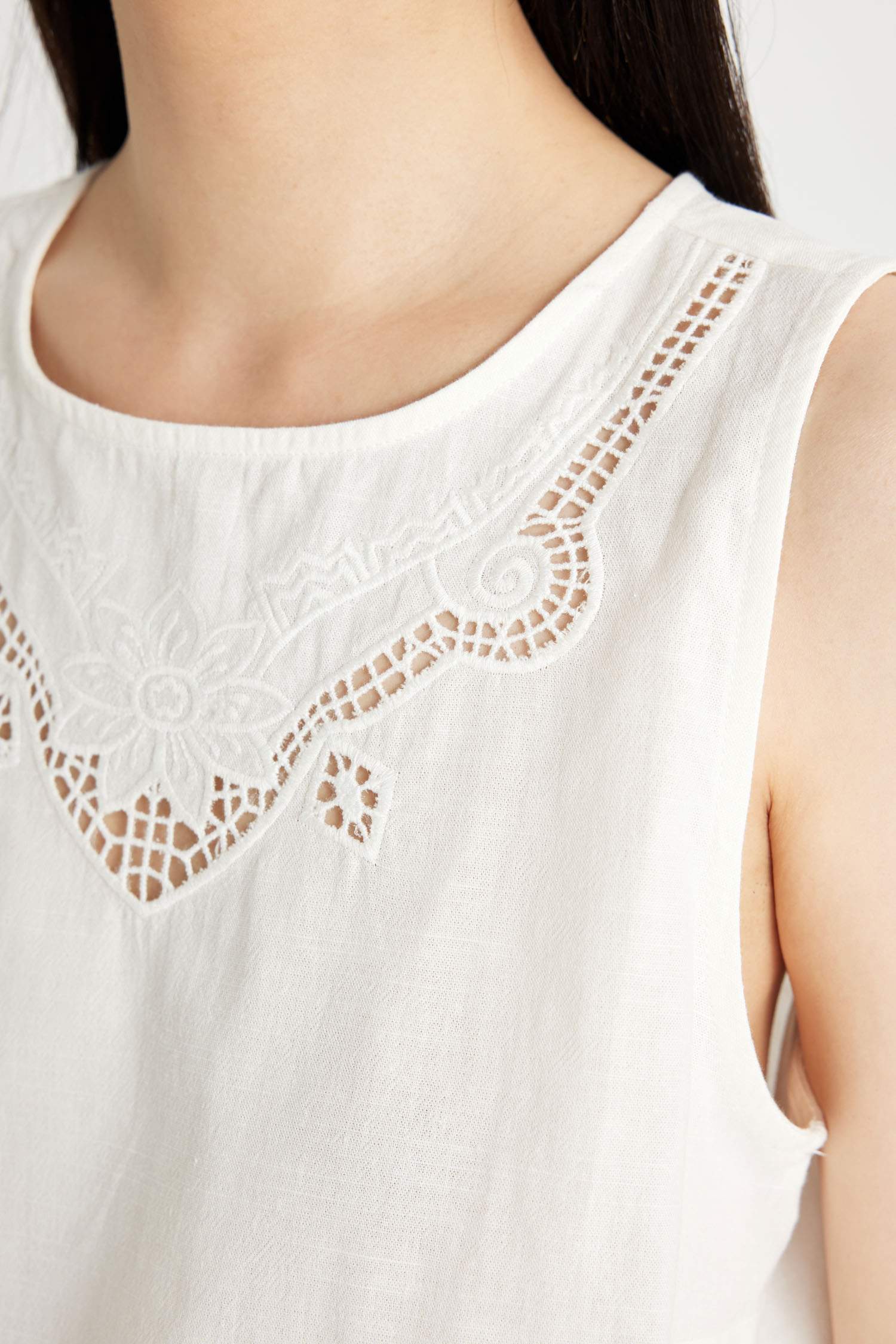 بلوزة بدون كم قصة عادية برقبة مدورة ممزوج بالكتان