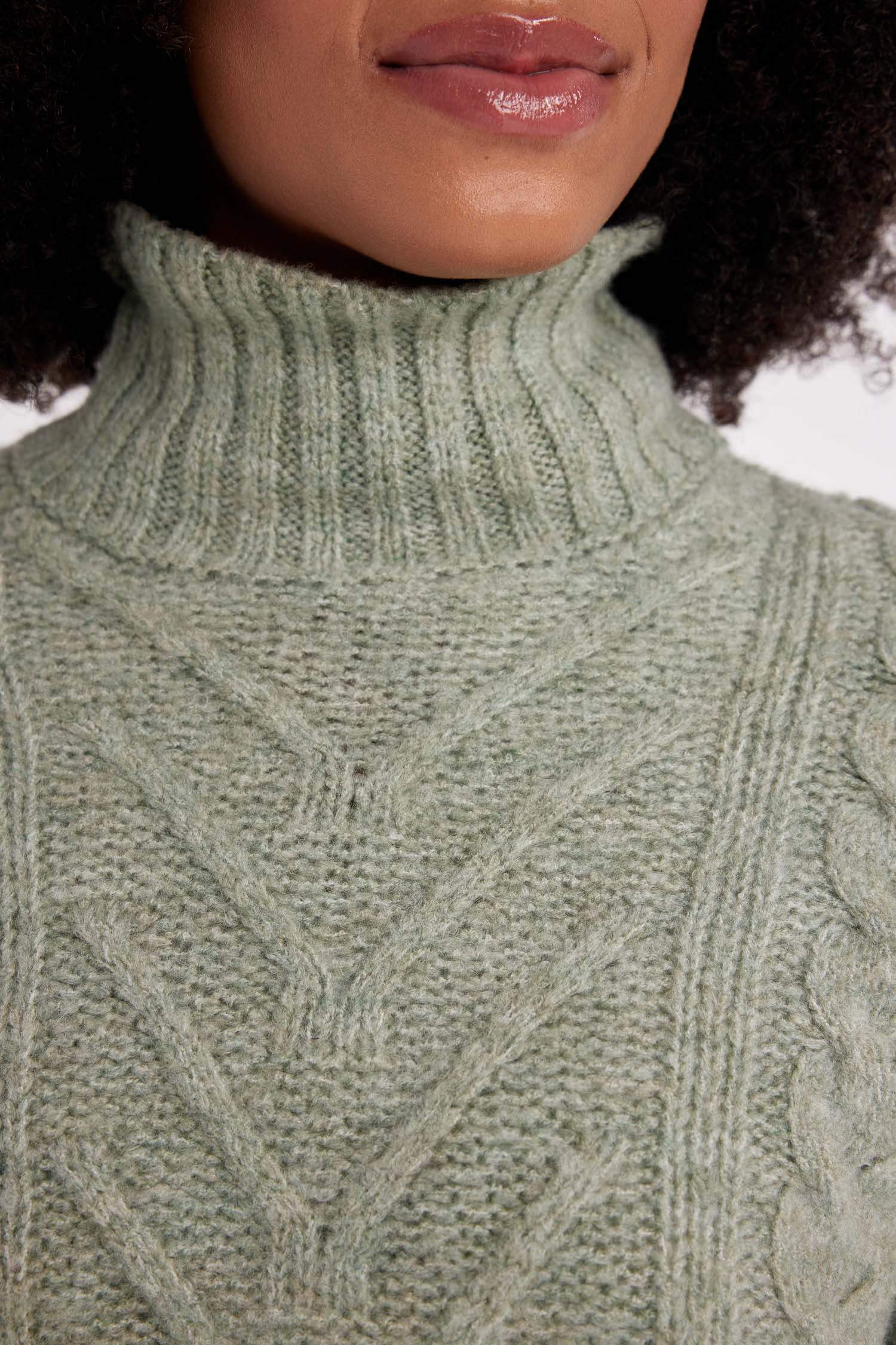 Трикотажный свитер с воротником под горло