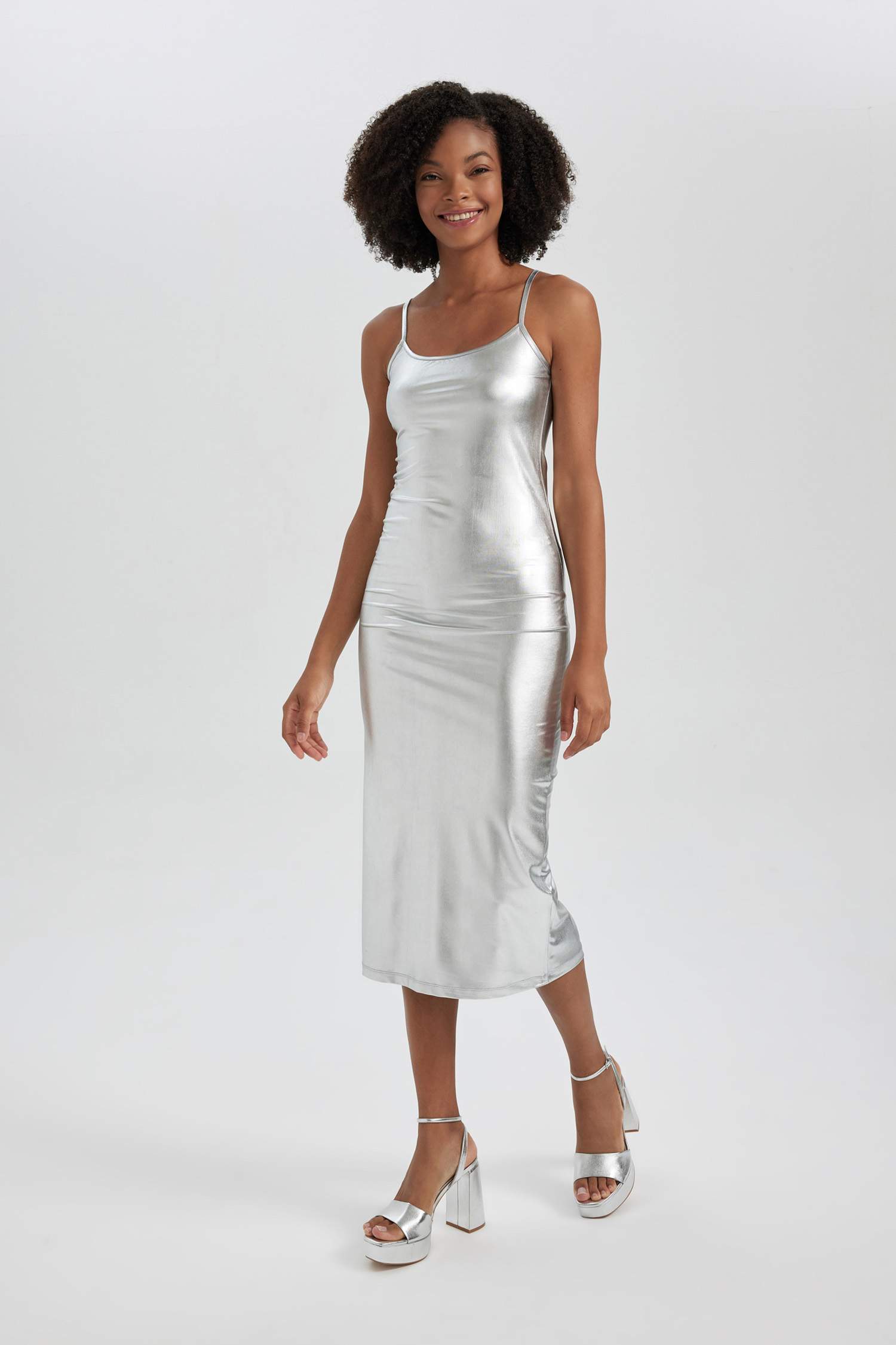 Fitted Vücudu Saran Askılı Maxi Parlak Elbise