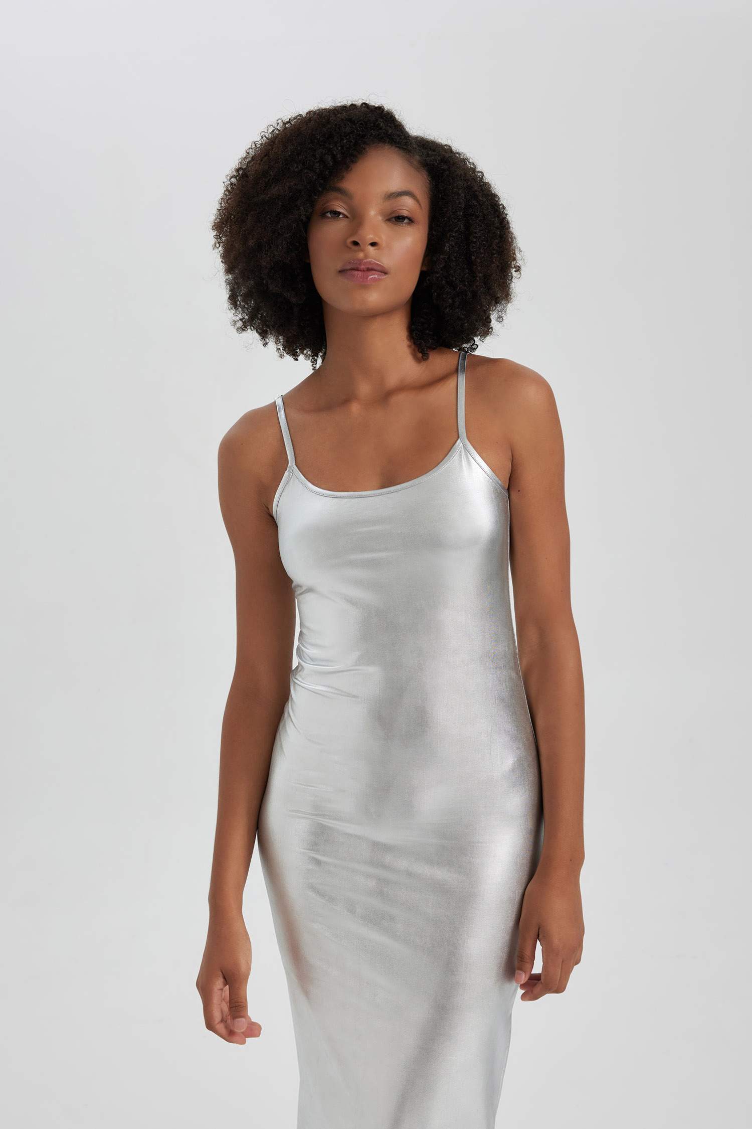 Fitted Vücudu Saran Askılı Maxi Parlak Elbise