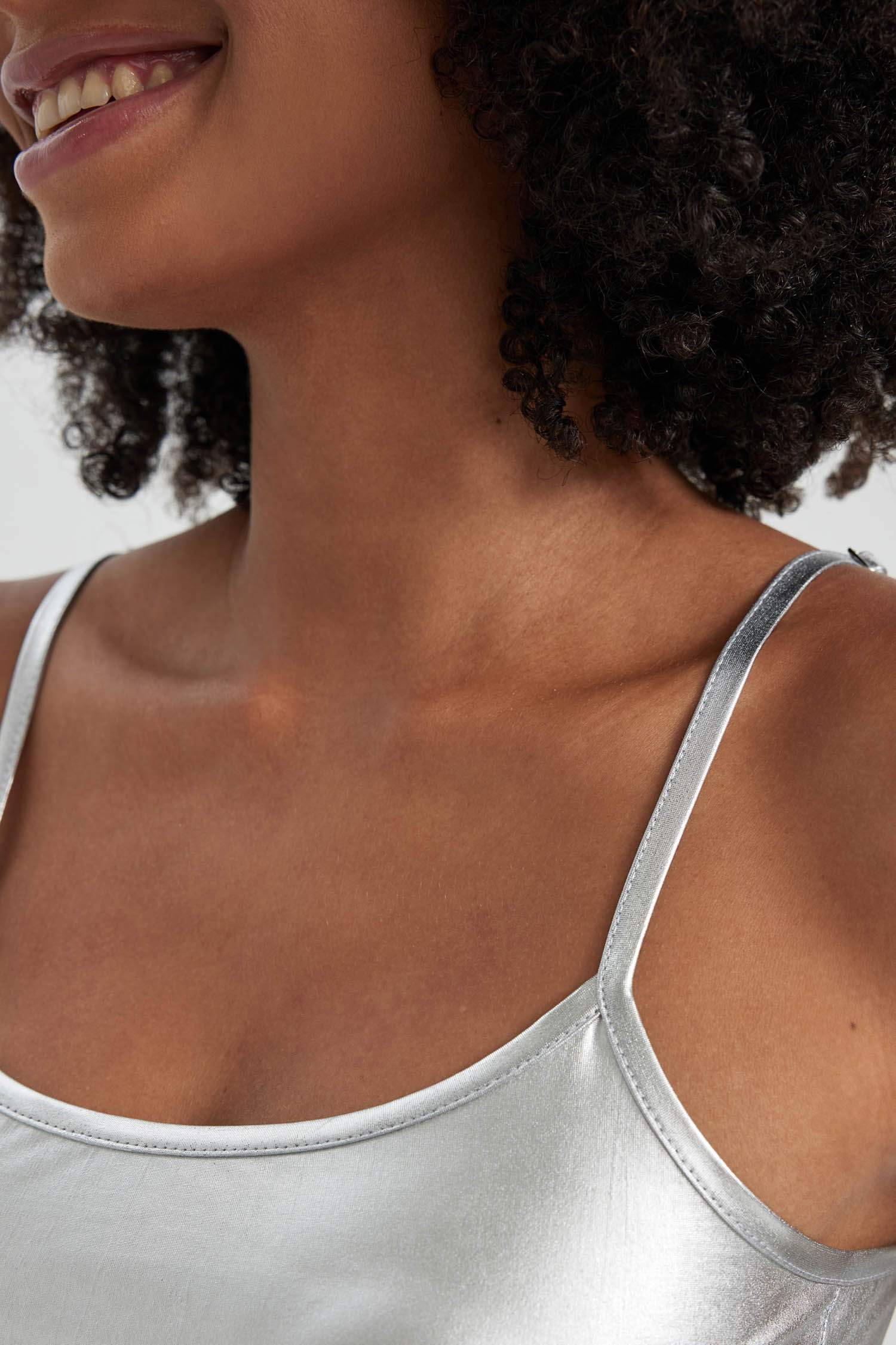 Fitted Vücudu Saran Askılı Maxi Parlak Elbise