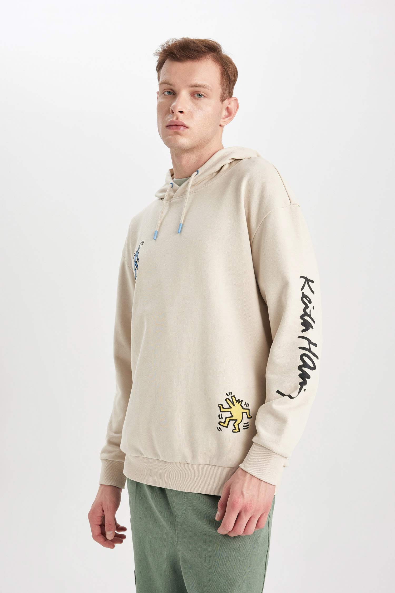 Свитшот квадратного кроя с капюшоном для мужчин