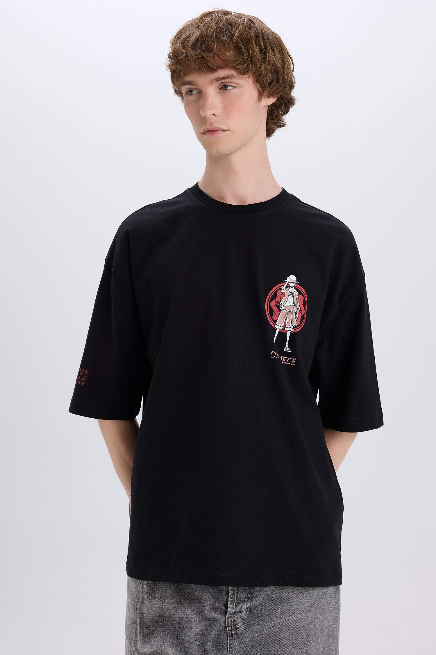 تيشيرت نص كم قصة فضفاضة مطبوع من ون بيس