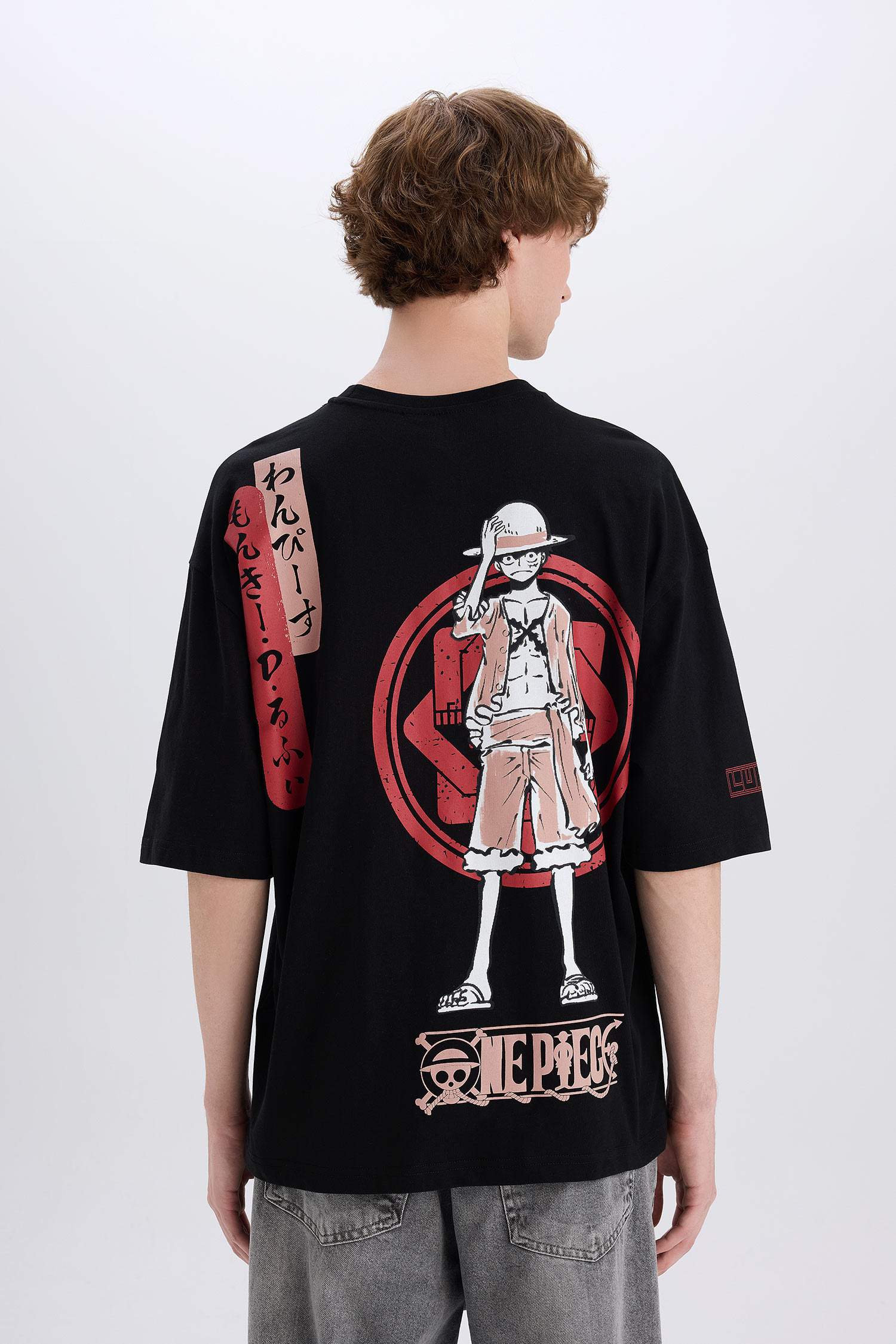 تيشيرت نص كم قصة فضفاضة مطبوع من ون بيس