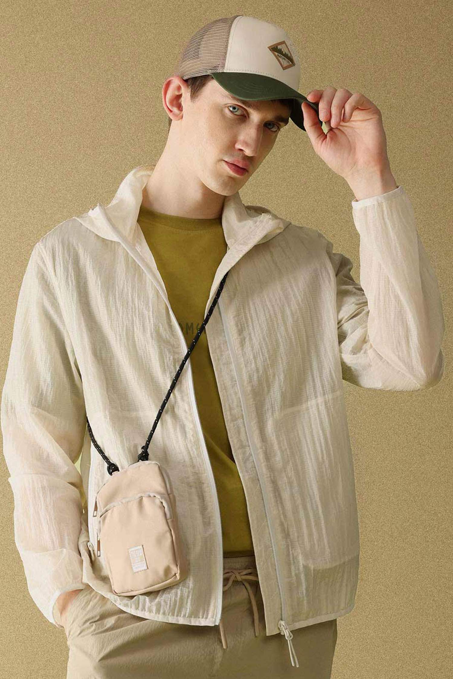 جاكيت مطر قصة عادية وغطاء للرأس