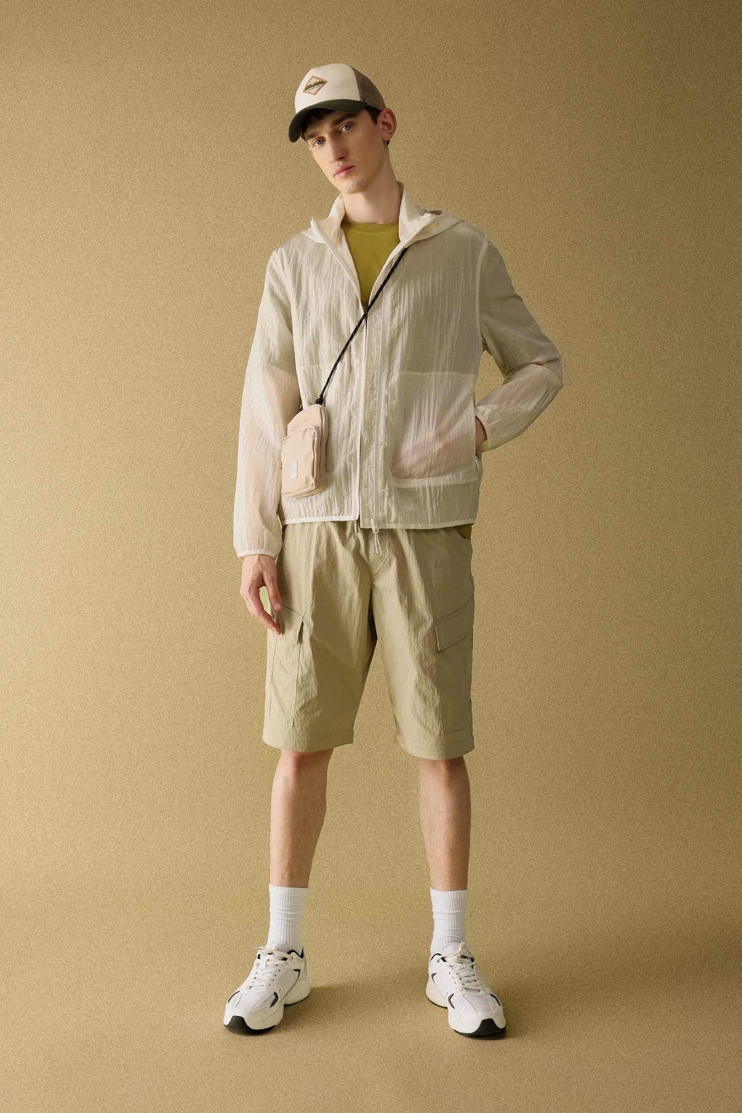 جاكيت مطر قصة عادية وغطاء للرأس