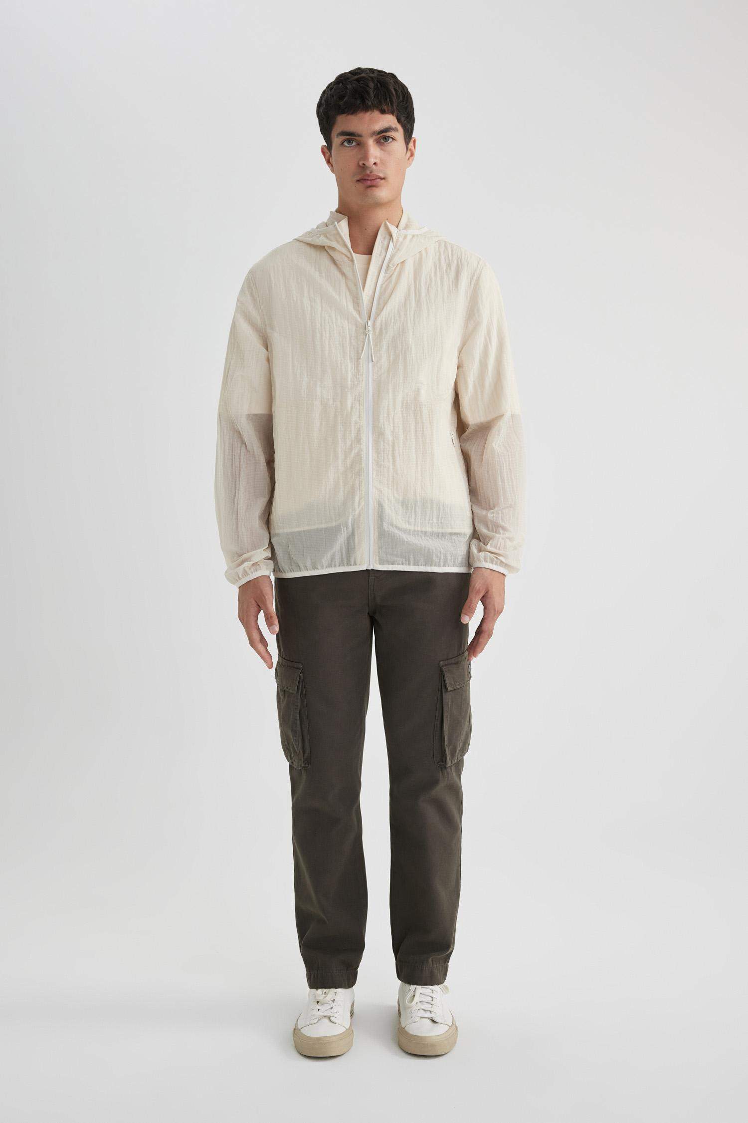 جاكيت مطر قصة عادية وغطاء للرأس