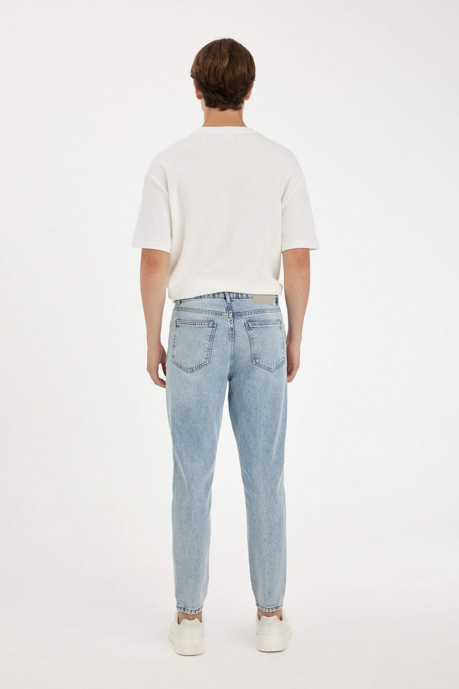 Жігіттің алдында тізерлеп отырған қыз (порно фото) Қыз үйде жыныстық қатынас кезінде қынаптық бөлініспен келген