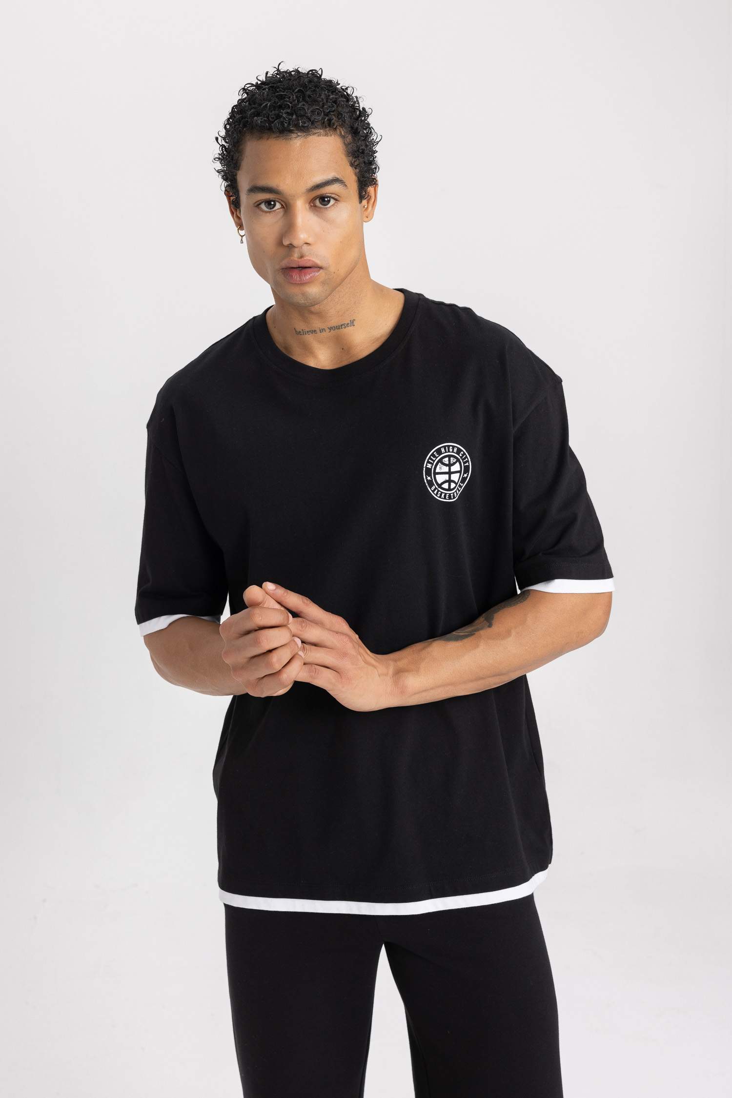 تيشيرت واسع برقبة مستديرة من دنفر ناغتس