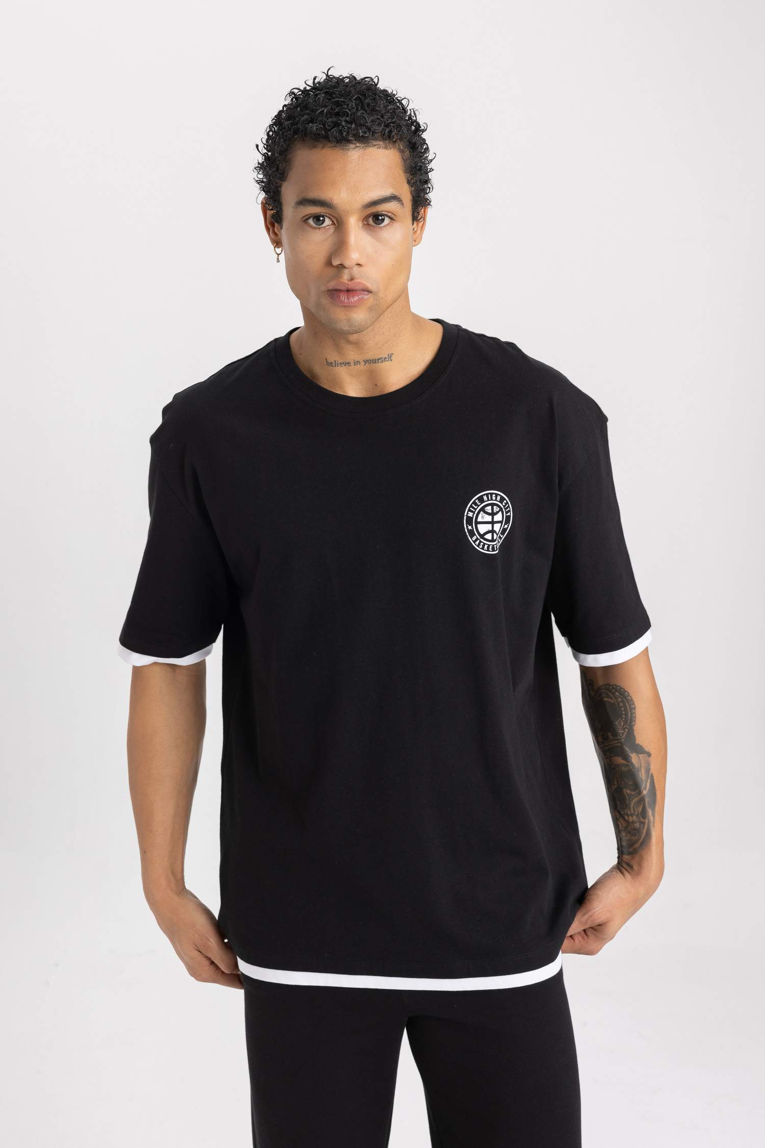 تيشيرت واسع برقبة مستديرة من دنفر ناغتس