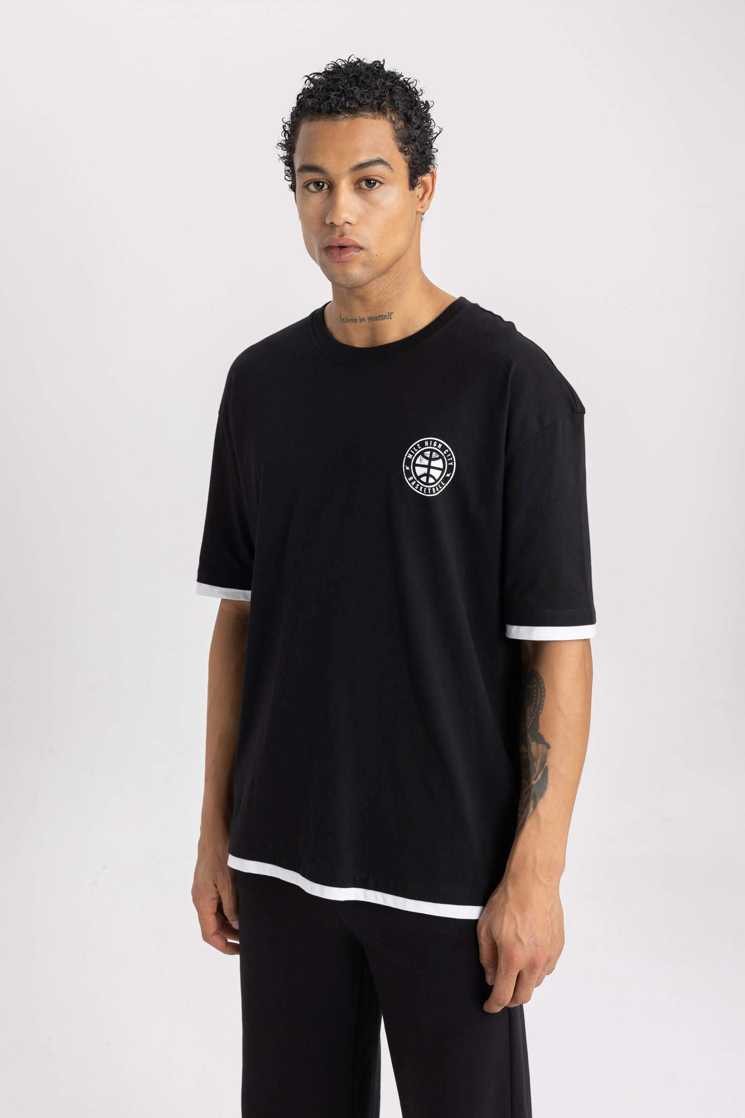 تيشيرت واسع برقبة مستديرة من دنفر ناغتس