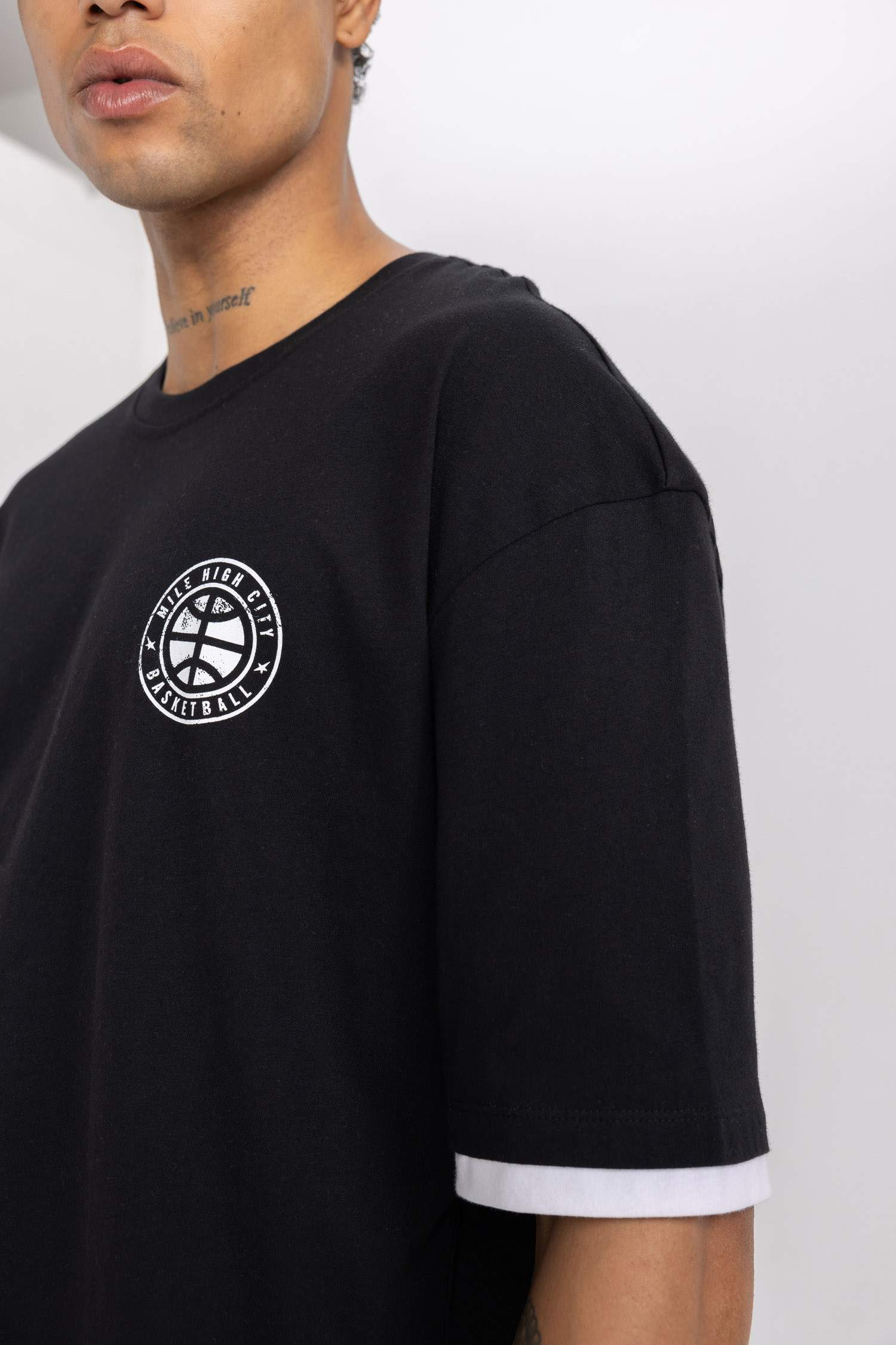 تيشيرت واسع برقبة مستديرة من دنفر ناغتس