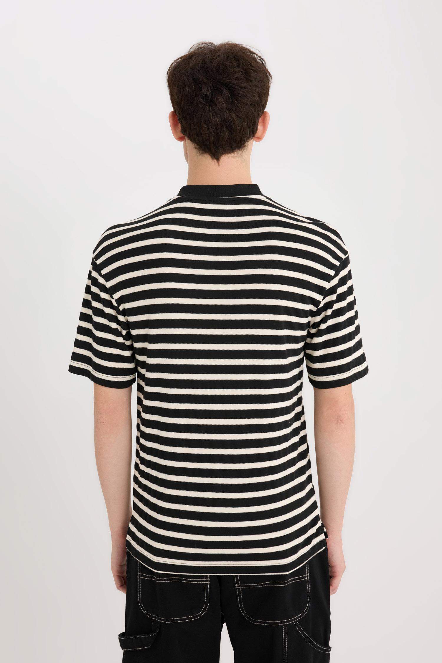 Boxy Fit Crew Neck Striped Short Sleeve T-Shirt