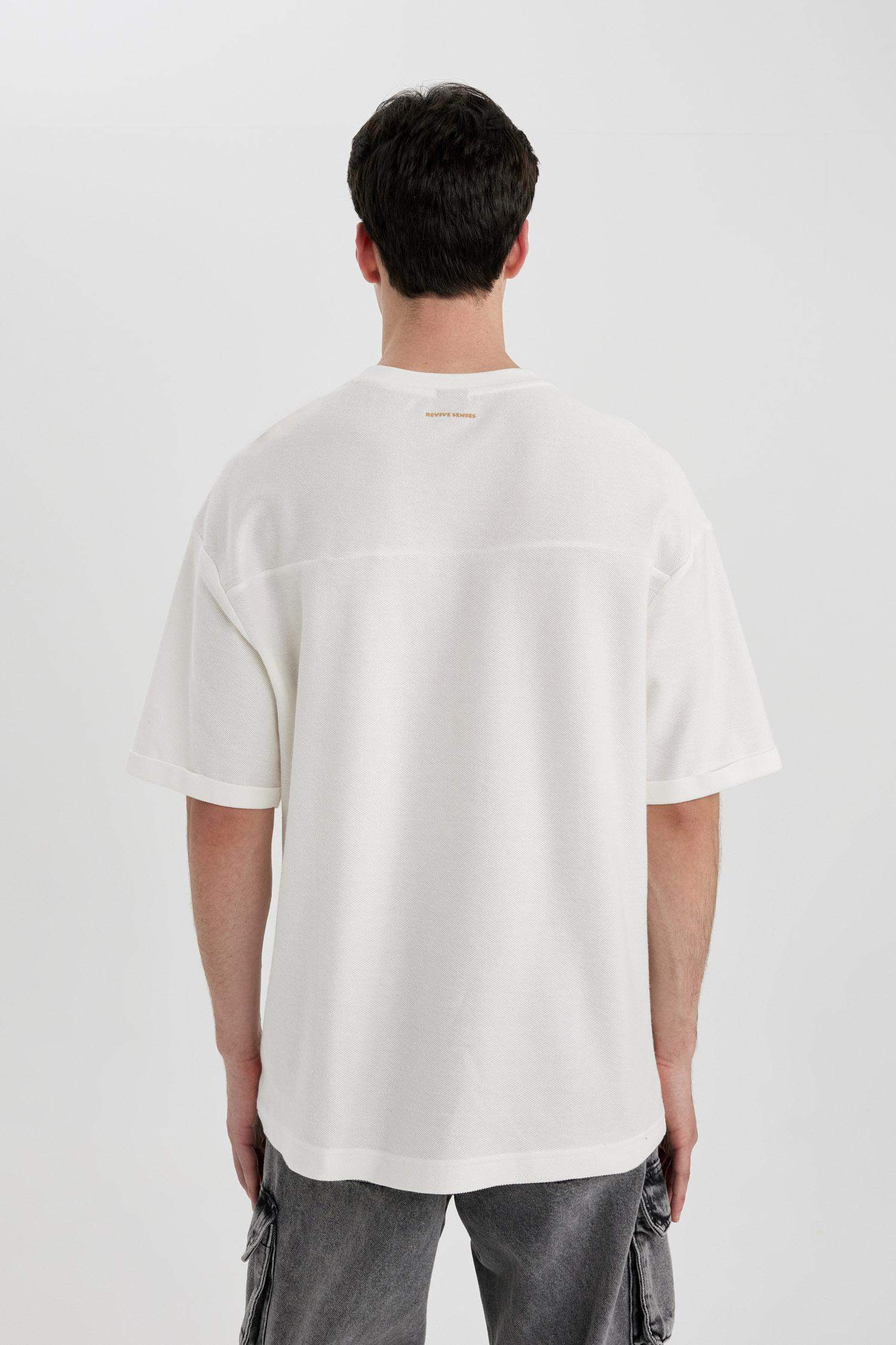 تي شيرت مطبوع قصة مريحة بياخة مستديرة