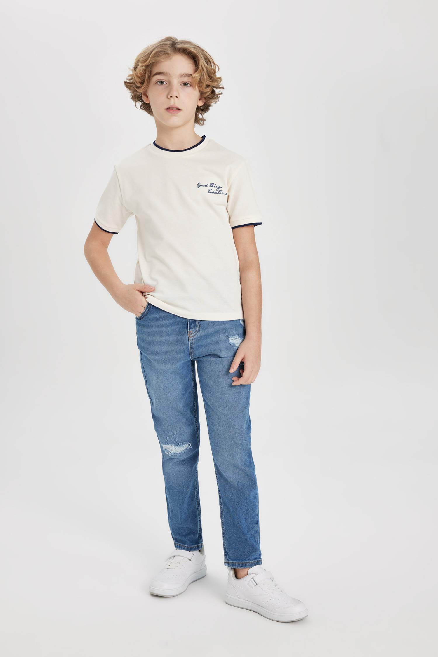 تيشيرت ولادي نص كم مطرز قصة عادية برقبة مستديرة