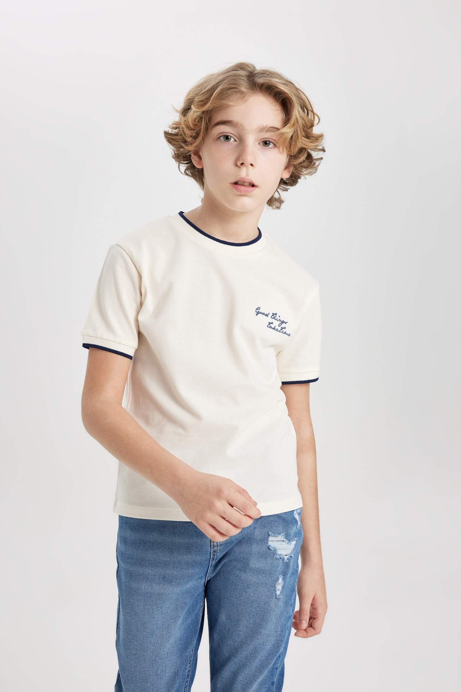 تيشيرت ولادي نص كم مطرز قصة عادية برقبة مستديرة