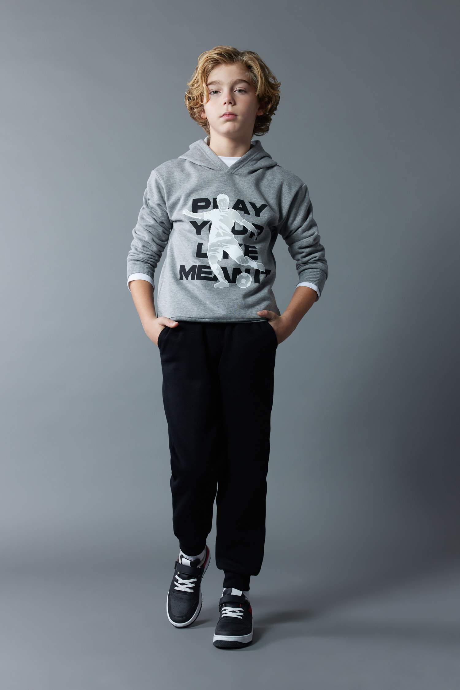 سويت شيرت ولادي قصة عادية بغطاء للرأس