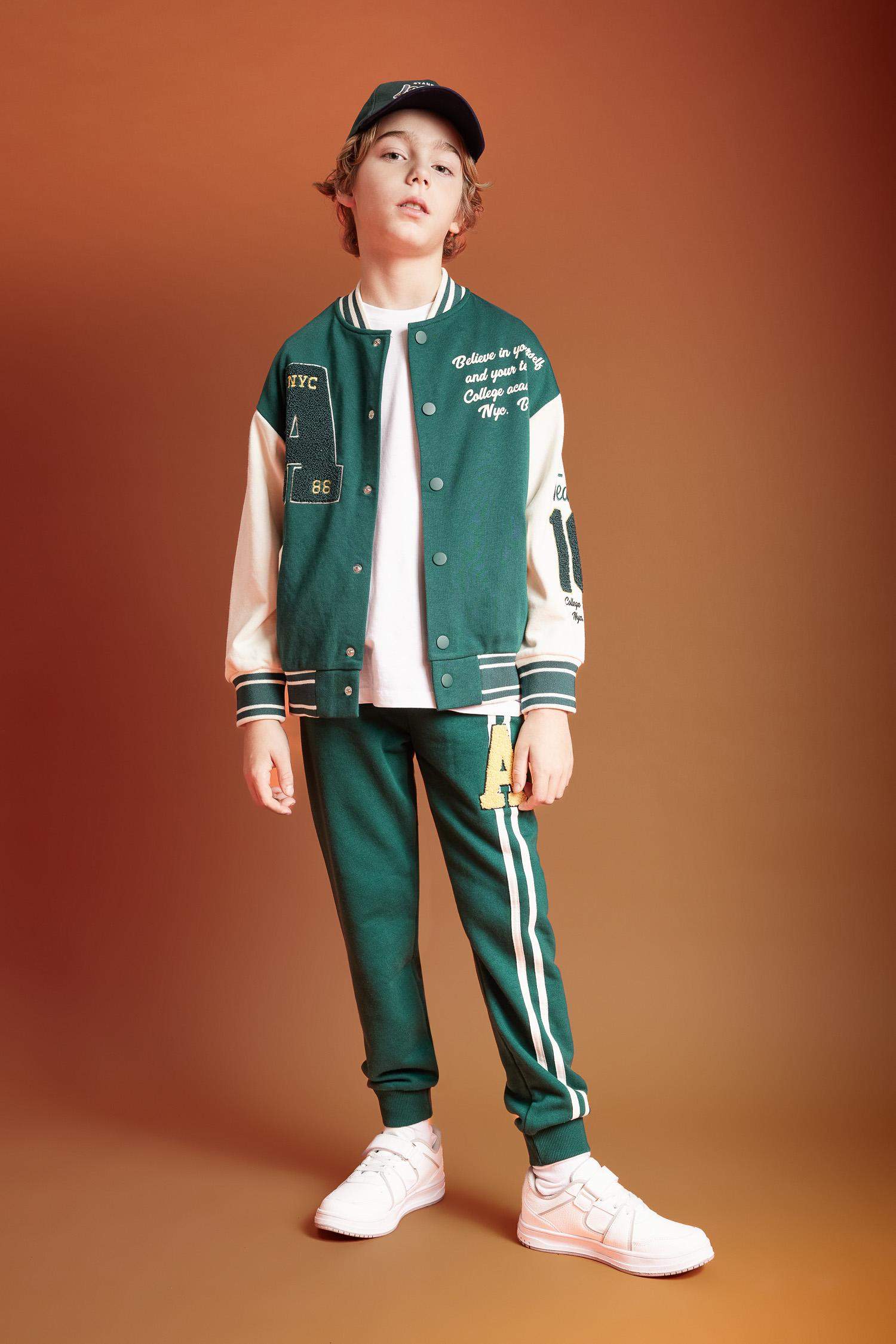 سويتر ولادي قصة عادية بياخة مستديرة