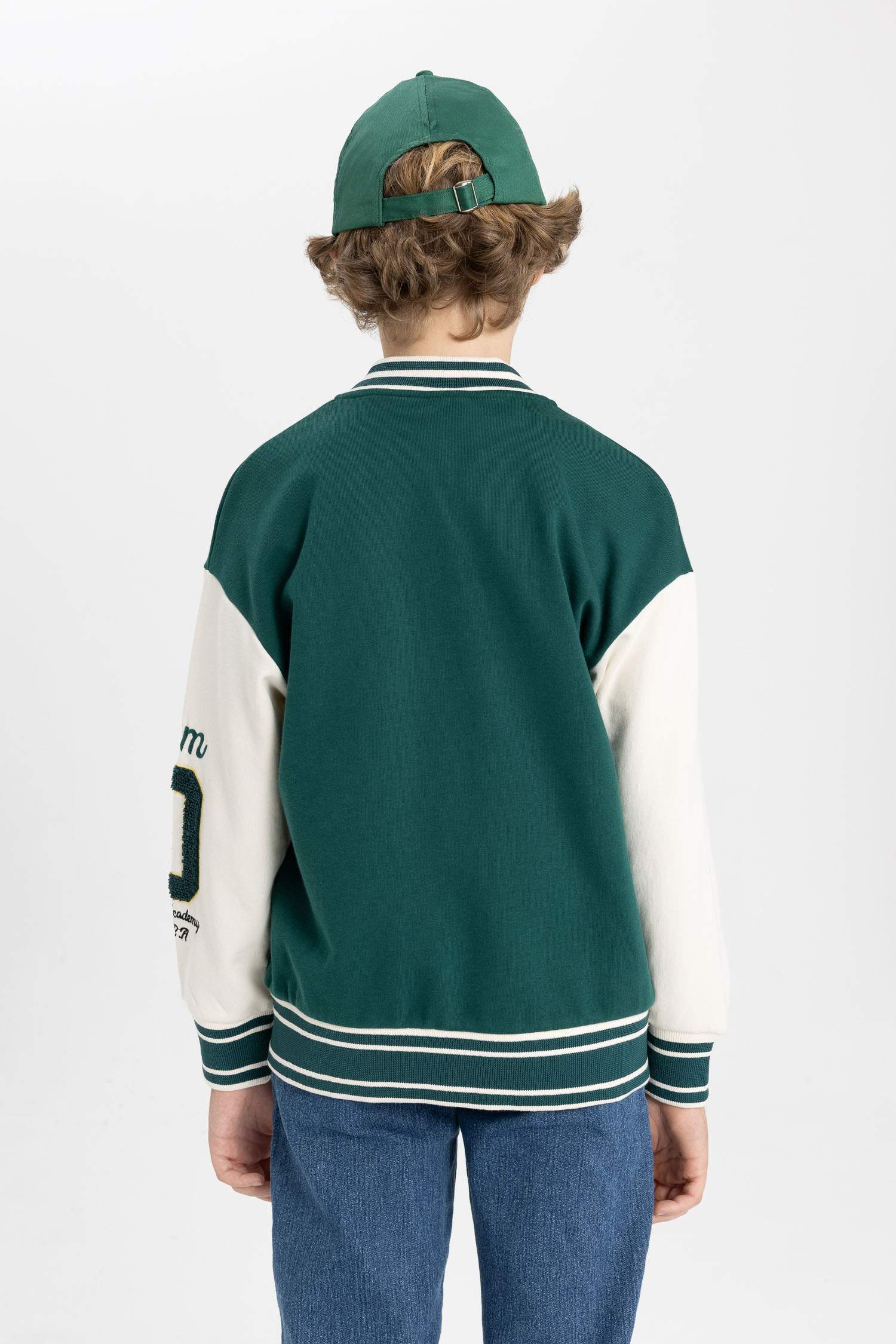 سويتر ولادي قصة عادية بياخة مستديرة