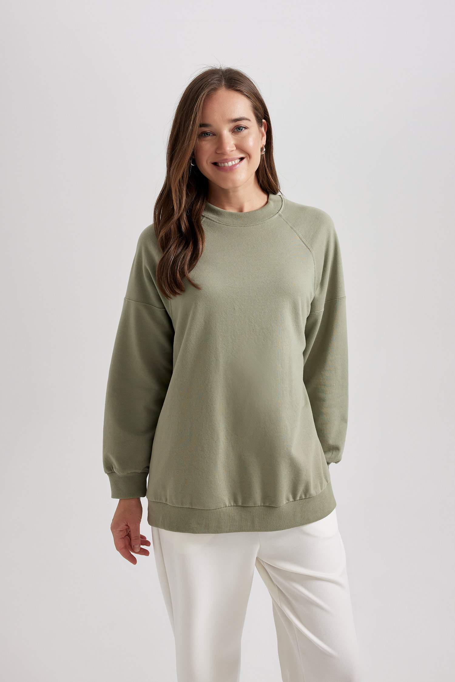 سويت تونيك خفيف كاكي فاتح قصة عادية بياقة مستديرة ببطانة ناعمة