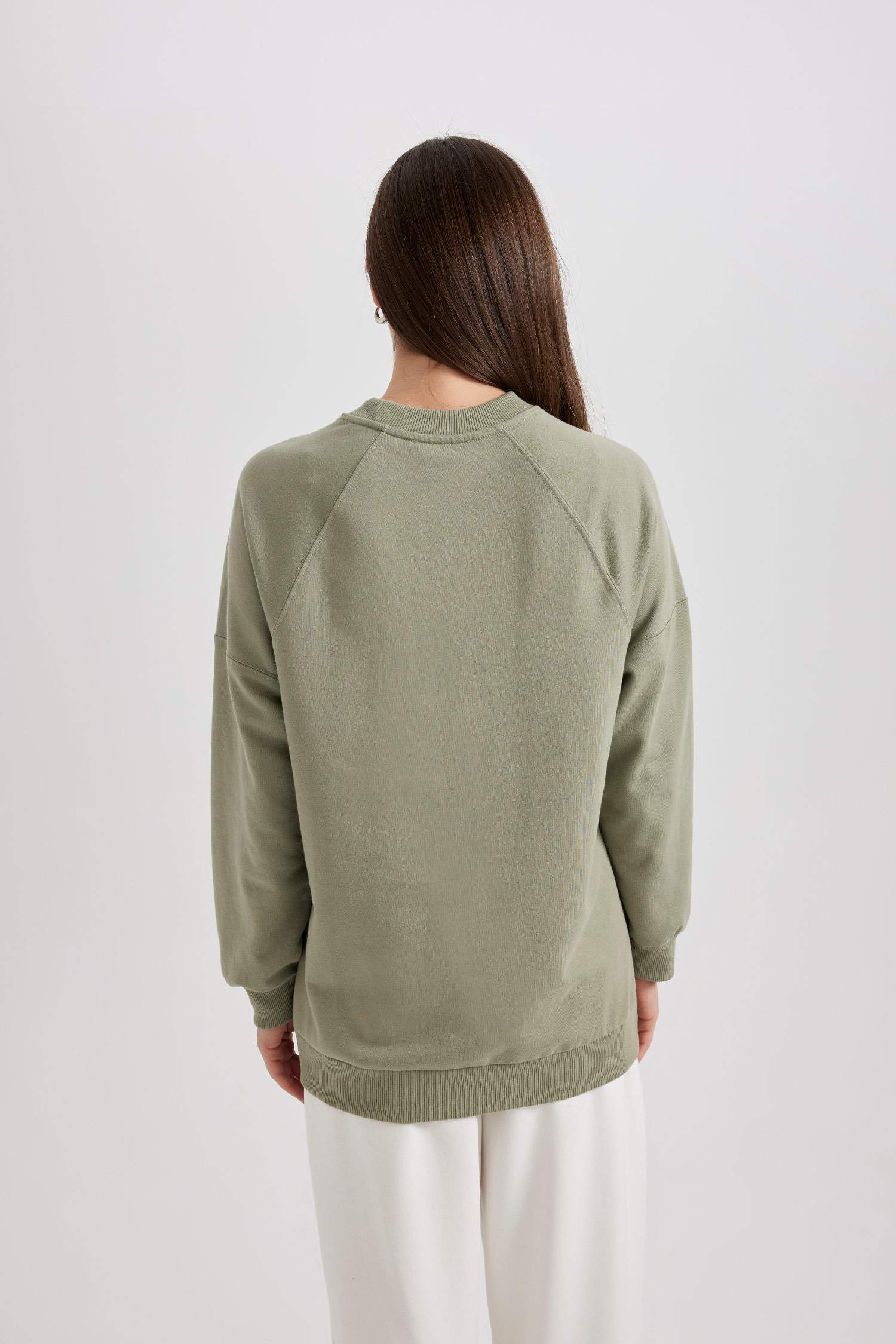 سويت تونيك خفيف كاكي فاتح قصة عادية بياقة مستديرة ببطانة ناعمة