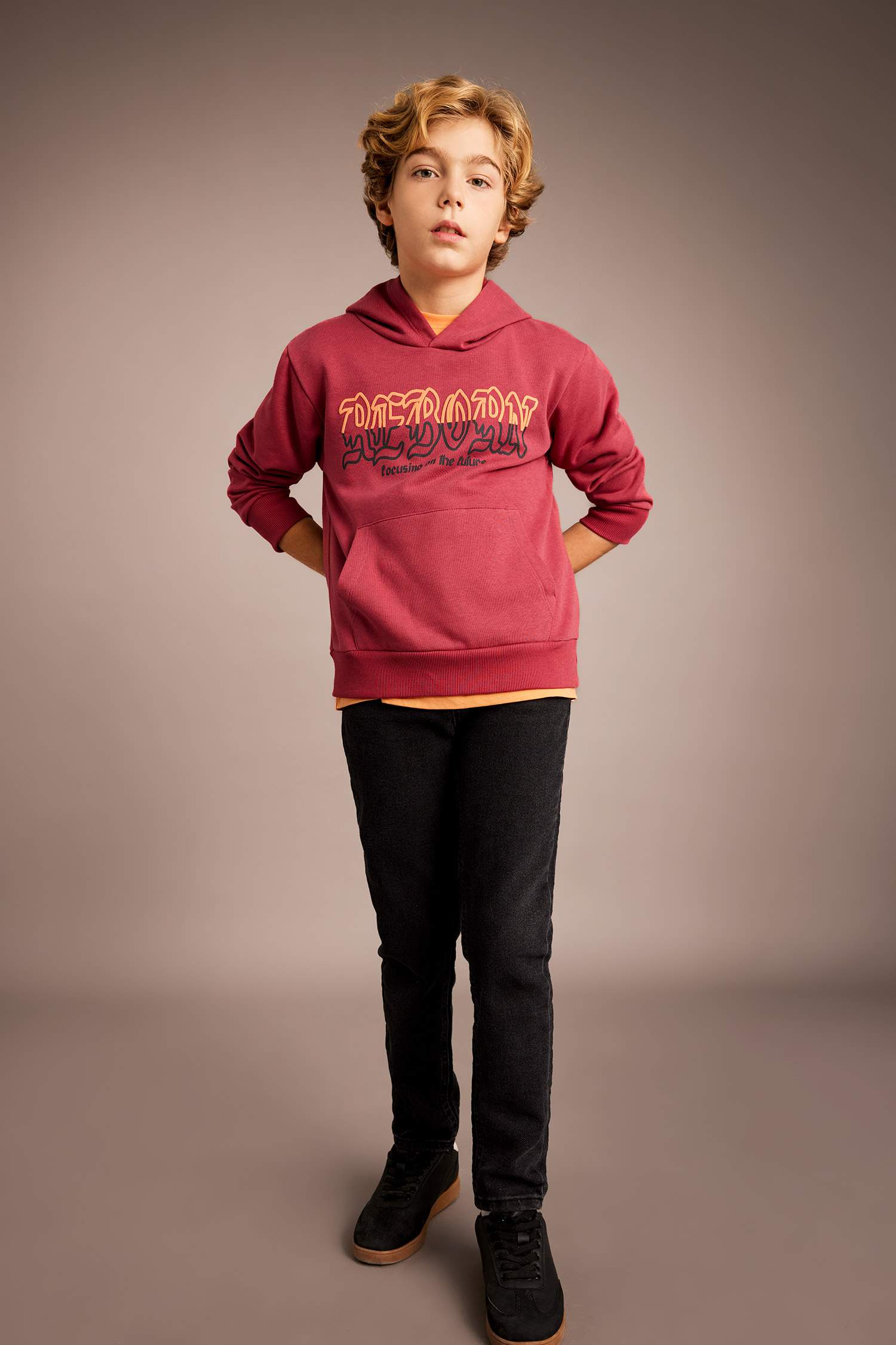 سويت شيرت ولادي قصة عادية بغطاء للرأس بجيب