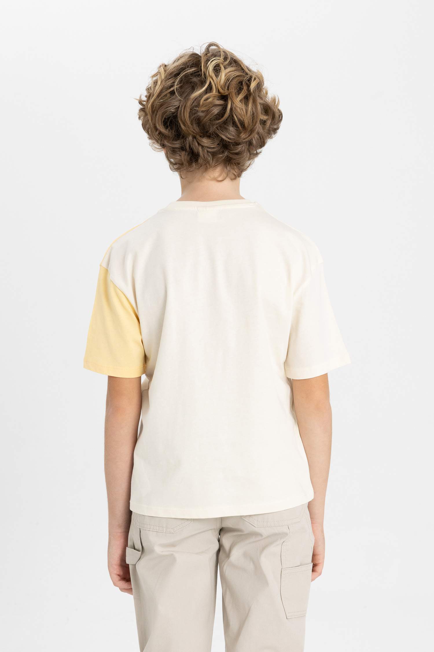 Ұлдарға дөңгелек жаға басып шығарылған қысқа жеңді Қысқа жеңді футболка