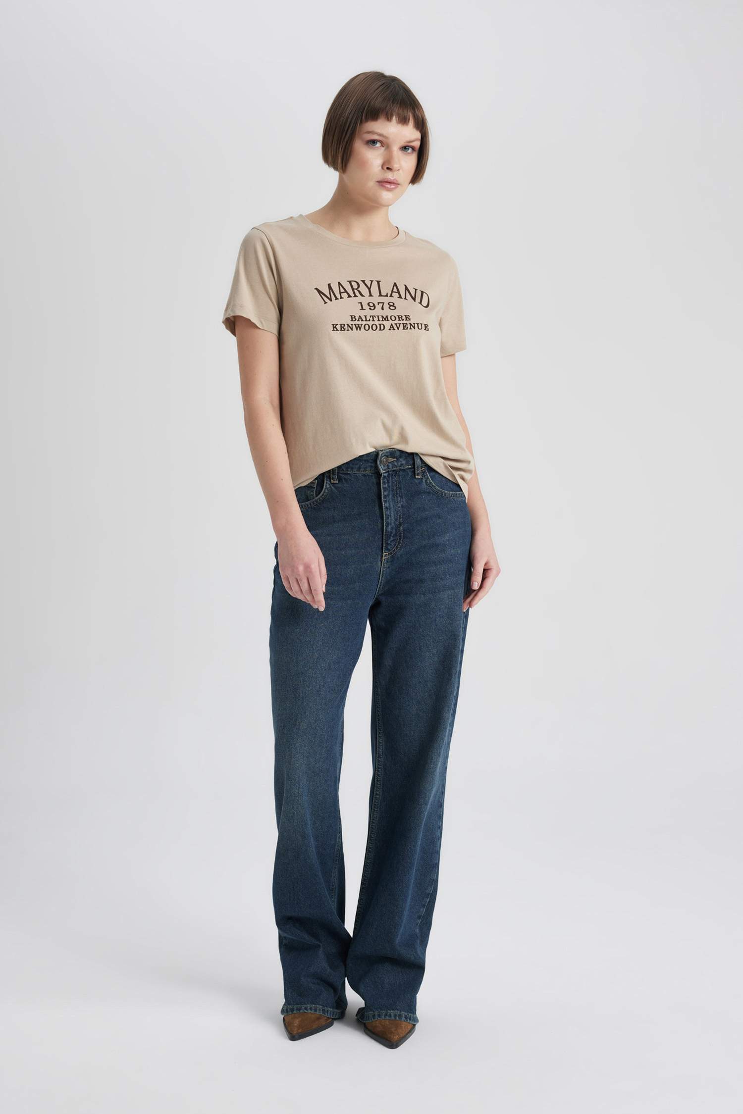 Футболка стандартного кроя с круглым вырезом