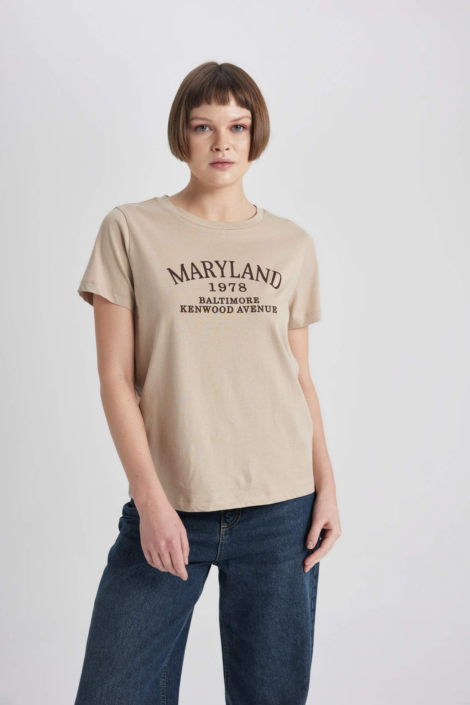 Футболка стандартного кроя с круглым вырезом