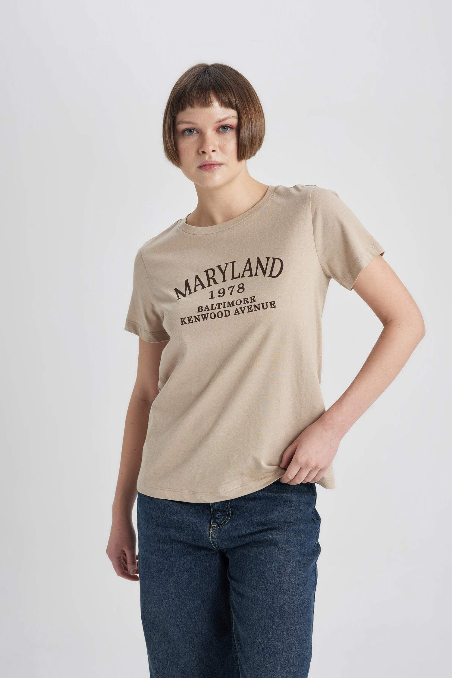 Футболка стандартного кроя с круглым вырезом