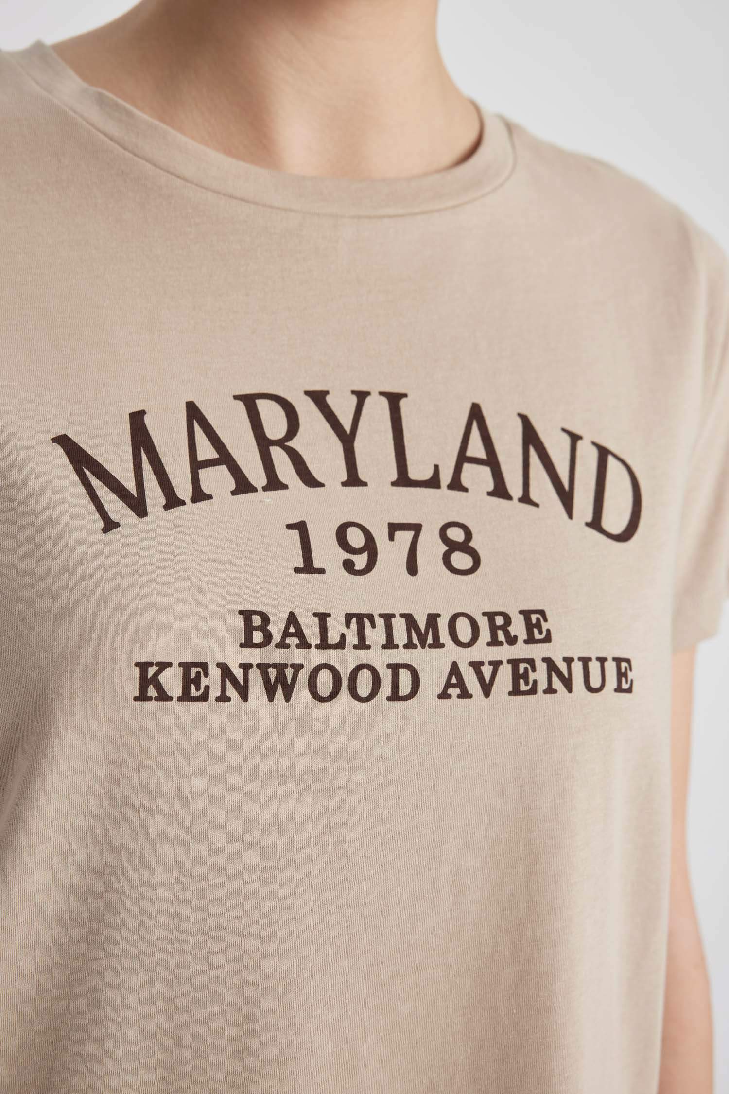 Футболка стандартного кроя с круглым вырезом