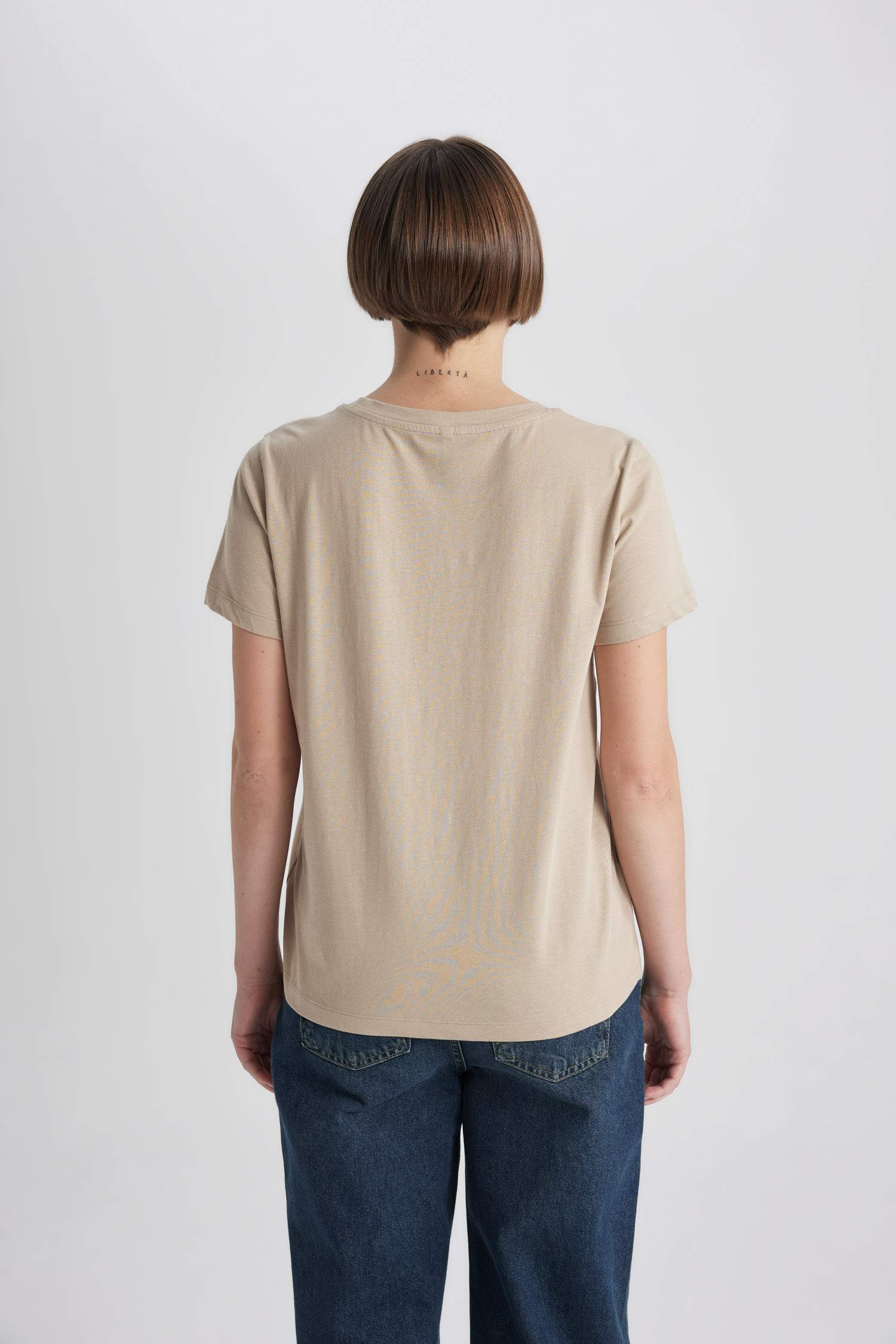 Футболка стандартного кроя с круглым вырезом