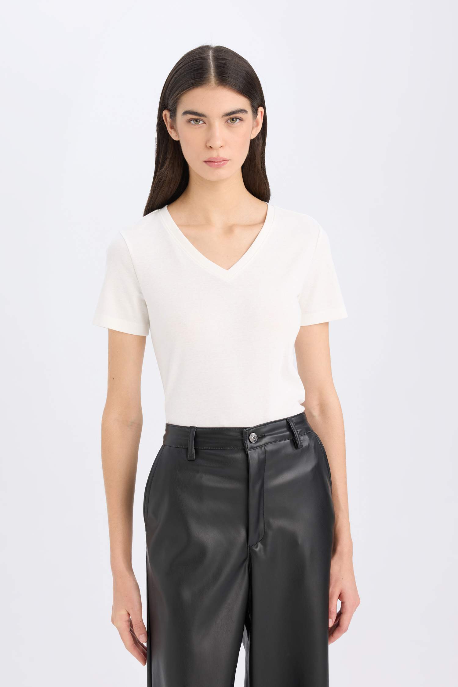 Обычный крой, базовая футболка с V-образным вырезом и короткими рукавами