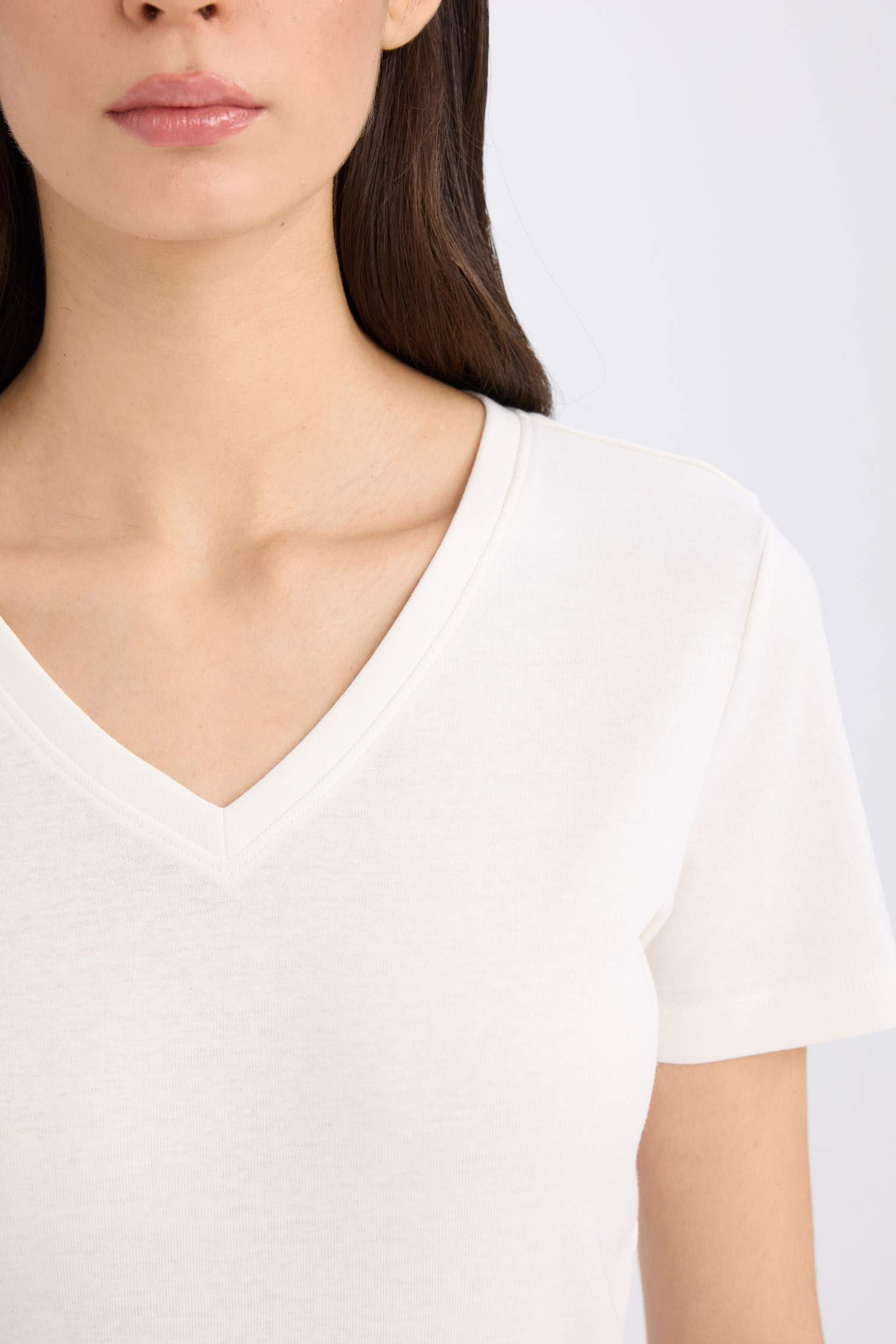 Обычный крой, базовая футболка с V-образным вырезом и короткими рукавами