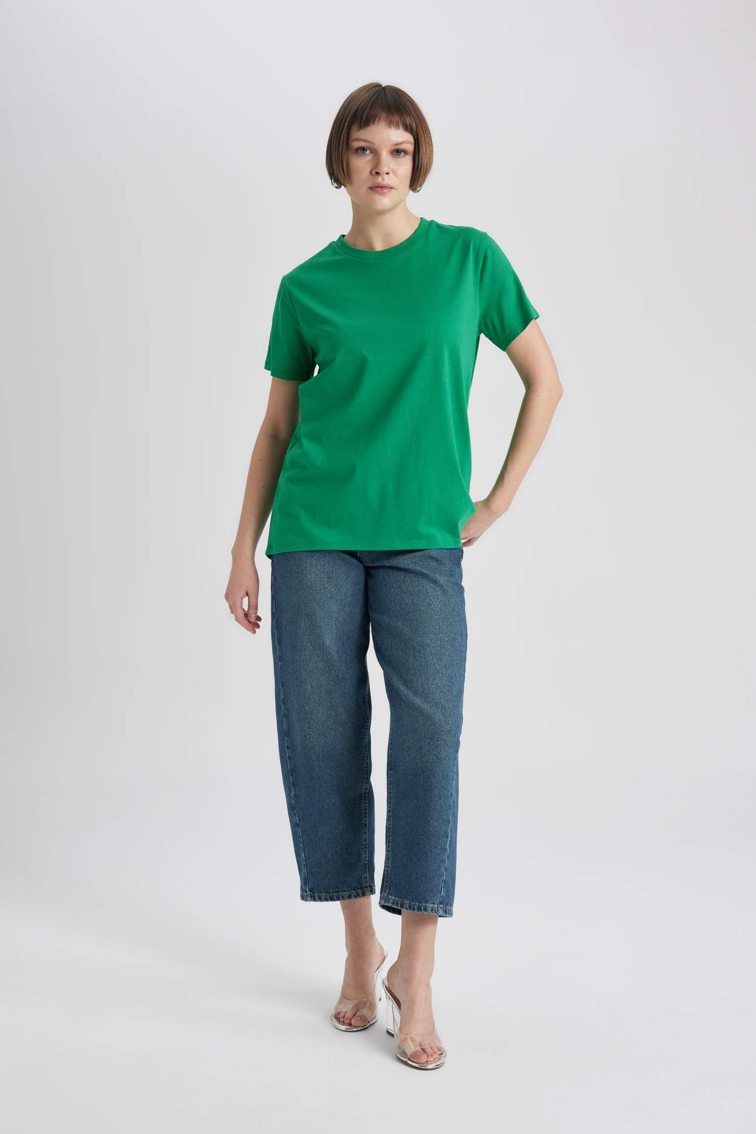 Футболка стандартного кроя с круглым вырезом