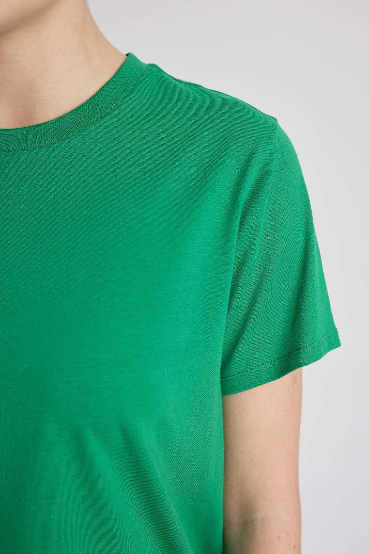 Футболка стандартного кроя с круглым вырезом