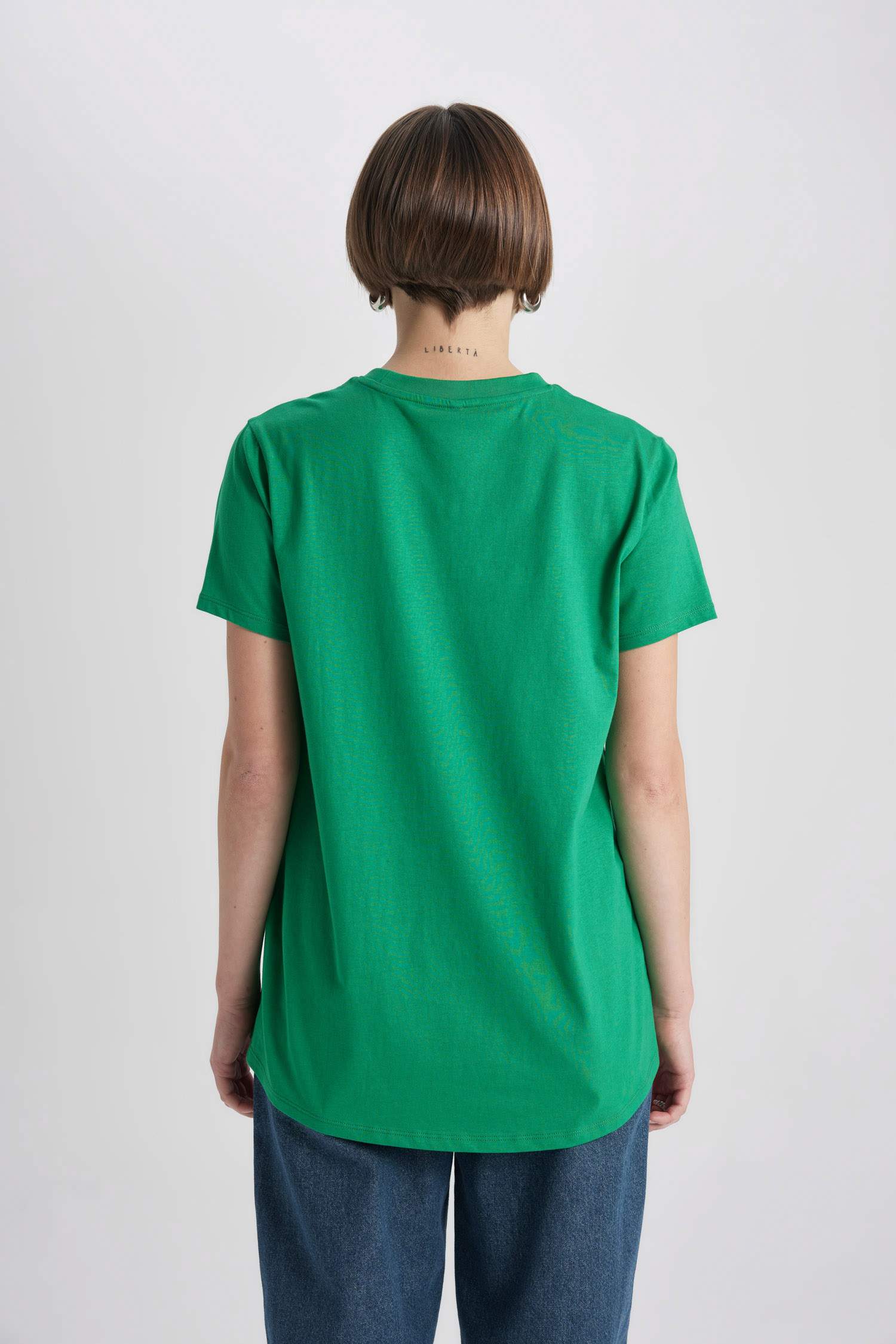 Футболка стандартного кроя с круглым вырезом