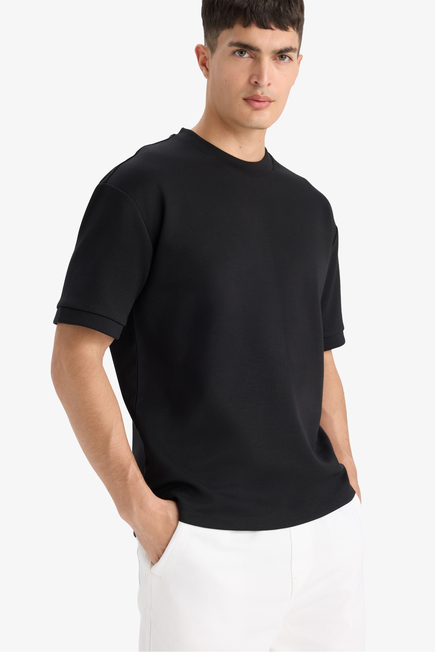 تيشيرت أسود نص كم اوفر سايز ثقيل برقبة مستديرة