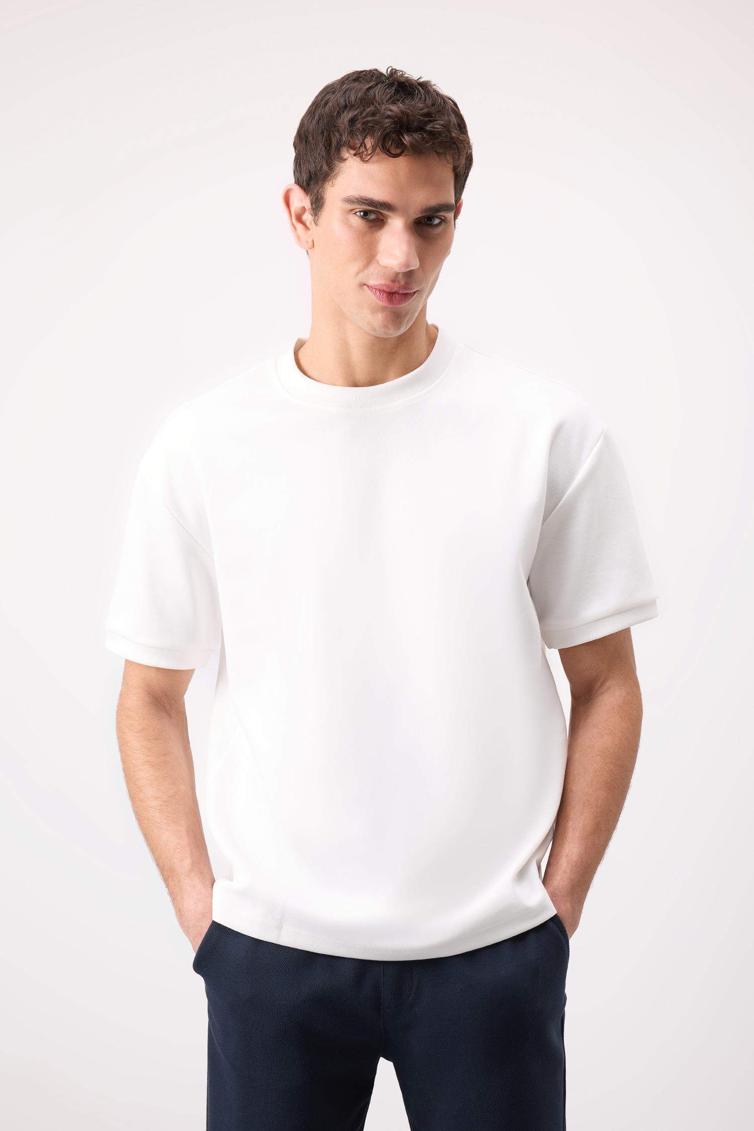 Oversize Geniş Kalıp Bisiklet Yaka Basic Düz Kısa Kollu Ağır Kumaş Beyaz Tişört