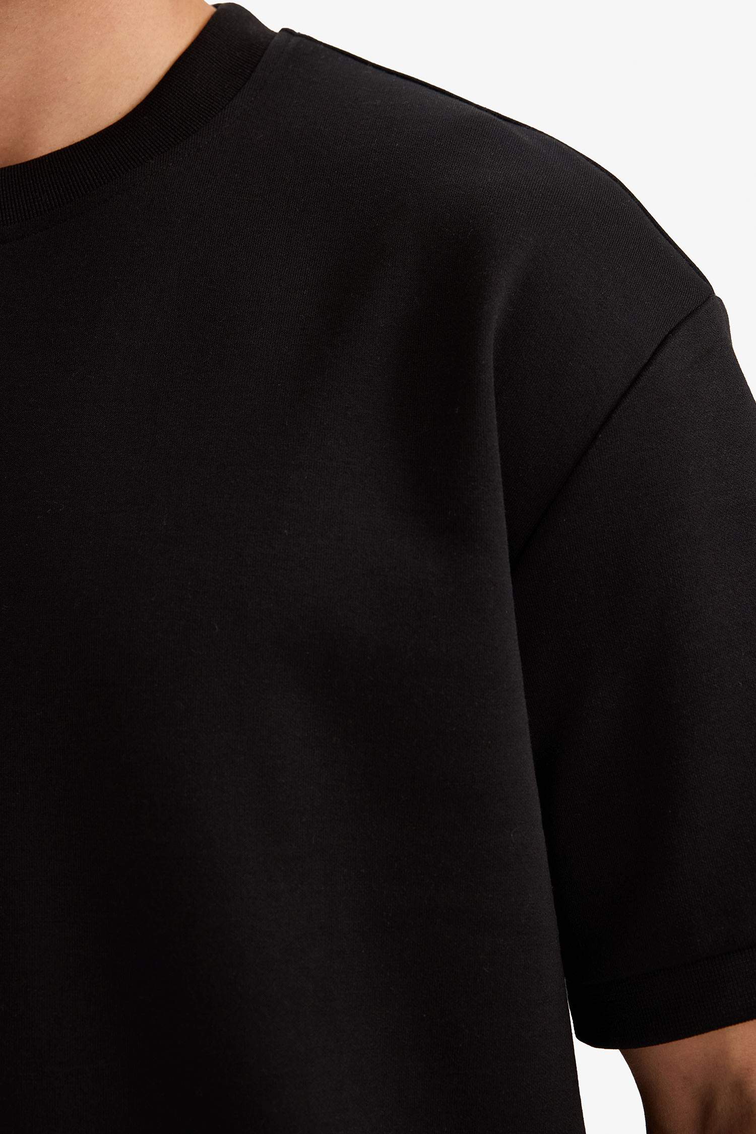 Oversize Geniş Kalıp Bisiklet Yaka Ağır Kumaş Basic Düz Kısa Kollu Siyah Tişört