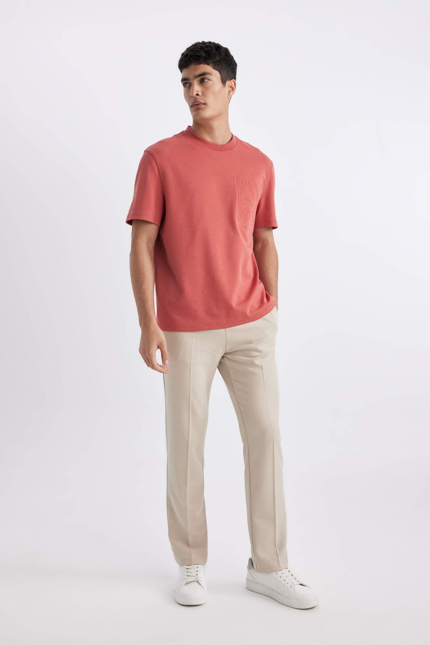 تيشيرت قصة عادية برقبة مستديرة